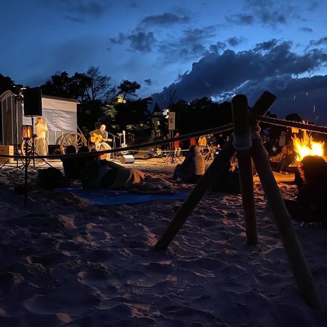 .
.
.
Music.
The Sea.
Blood moon.
Thank You.
#lagerfeuerkonzert #ostseebadbinz #rügen #pictureperfect #riviera #reallifegirl #jessicagall #barefoot #duo