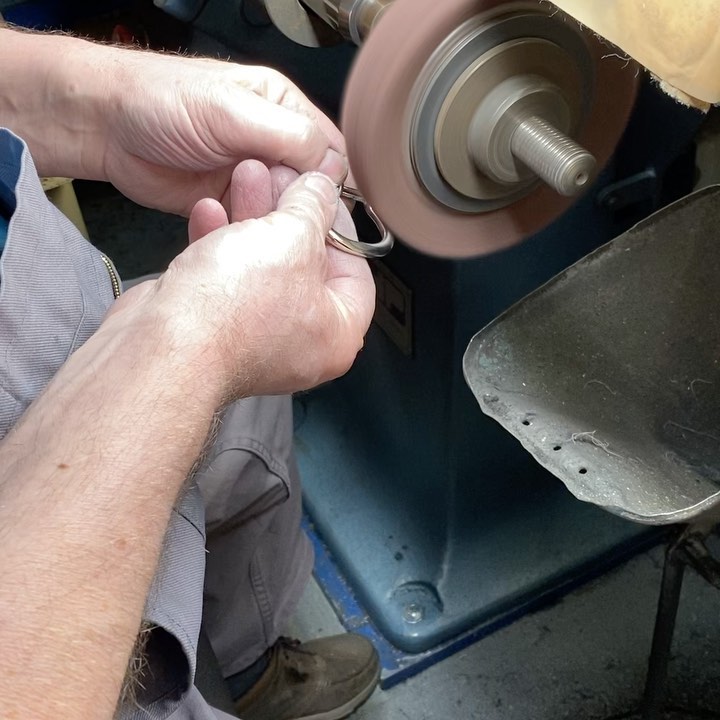 Maison Poursin - Le Poli Main : un polissage ... Main... dans nos Ateliers Parisiens. #madeinfrance
Un Vrai savoir-faire réintégré chez nous, suite à la fermeture récente du sous-traitant historique #covid
Ne reste plus qu’à transmettre... En trouvant un jeune voulant acquérir et sauver un vrai métier... #cherchonsPolisseur
#madeinfrance?? #since1830 #polissage #metierduLaiton #passionlaiton
