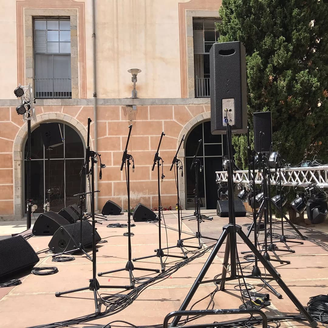 Avui comencem el #PatiCultural al pati de Casa de Cultura de Girona amb #GigServeis ?
Des d'avui i fins diumenge, el nostre equip tècnic estarà sonoritzant les actuacions de @lamoderna_emmg, @blackmusicbigband, @movimentlantana i el Galliner.
Gràcies @diputaciogirona per la confiança ?