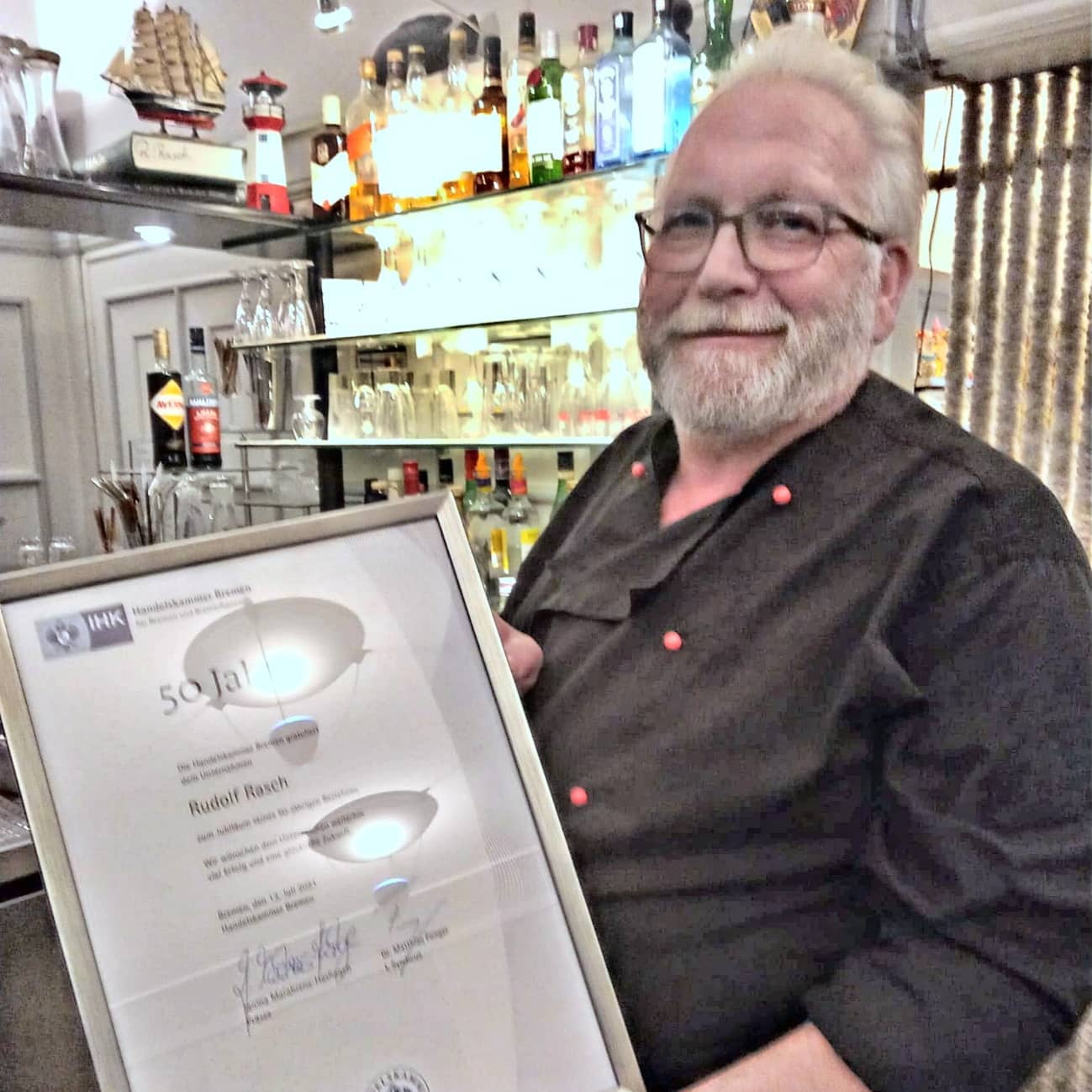 50 Jahre führt die Familie Rasch die Bremer Logenhaus Gastronomie.
Dafür wurde das Mitglied der Bremer-Gastro-Gemeinschaft e.V. von der Handelskammer Bremen - IHK für Bremen und Bremerhaven geehrt.
Auch wir freuen uns die Familie Rasch nun bereits in der dritten Generation als Betreiber der Logen Gastronomie beglückwünschen zu dürfen!
Bild und Text: Facebook