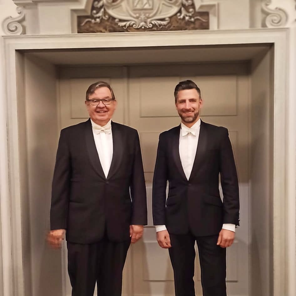 Was haben Freimaurer und James Bond gemeinsam? Auf jeden Fall schon Mal die elegante Arbeitskleidung! Komplettiert ist die Kleidung der beiden Brüder jedoch noch nicht. Zur Arbeit im Tempel fehlen noch ein paar Kleidungsstücke! Wisst ihr welche?