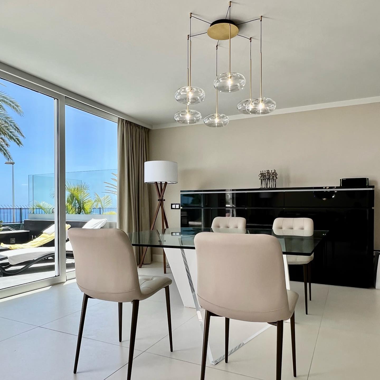 Líneas modernas y colores cálidos en contraste con el azul del cielo y del océano. Unas ventanas hacia el infinito, un hogar sereno y acogedor. Nuestros muebles, acabados y luces juegan con lo que existía, regalando nueva vida a un lugar de ensueño. Déjate aconsejar, nuestros diseños personalizados harán tus sueños realidad. @paralelo28design @bontempi_casa @alessiodeluca72 @azul.lino.telas @canarydecor @aromasdelcampo #interiorismo #interiordesign #luxury #luxuryfurniture #latituddevida #designinspiration #horizonte #orizzonte #grancanaria #bontempicasa