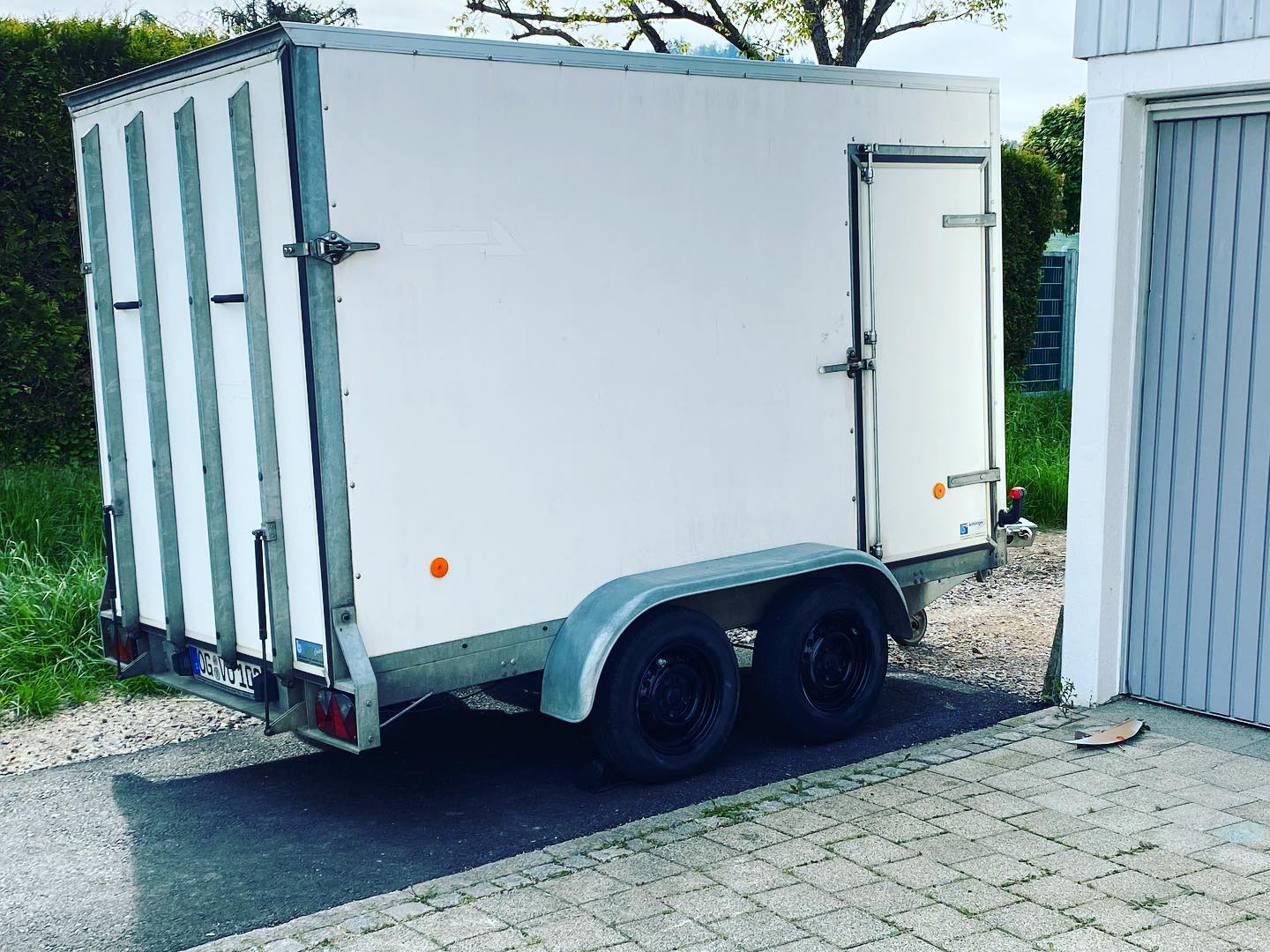 Anlieferung/ Abholung
Damit die Elemente auch den Weg auf euer Fest finden, haben wir uns nun einen Kofferanhänger angeschafft. Somit steht auch einer Anlieferung und Abholung nichts im Wege.
Auch wird dies unser neuer Werbeträger, da der Anhänger in nächster Zeit mit unserem neuen Logo beschriftet wird.
#vermietbar #palettenbars #palettenmöbel #kofferanhänger #ortenau #ortenaukreis