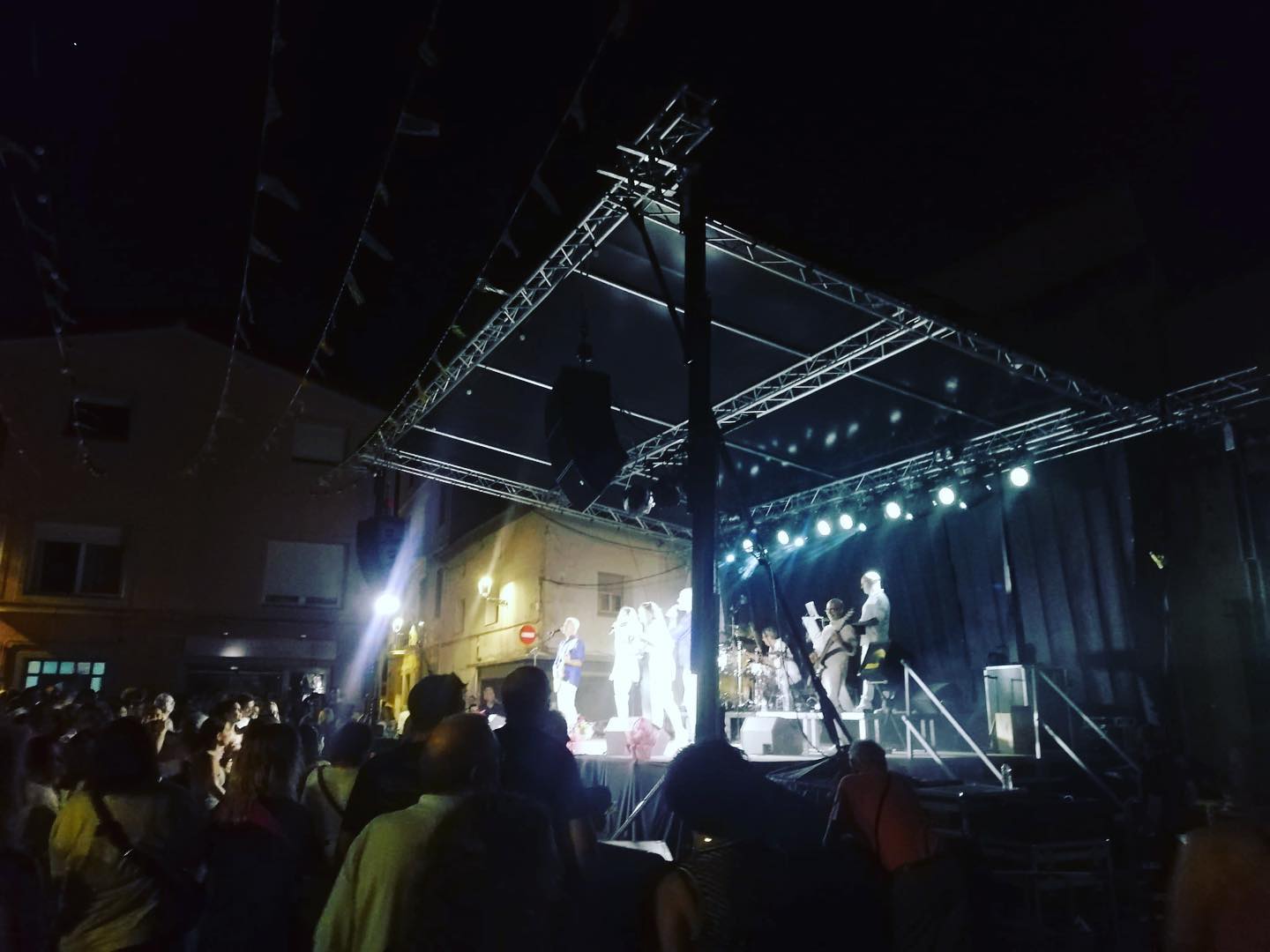 Aquest cap de setmana hem estat a la festa major de Vidreres instal.lant una coberta a l’escenari de la plaça de Lluís Companys @ajvidreres