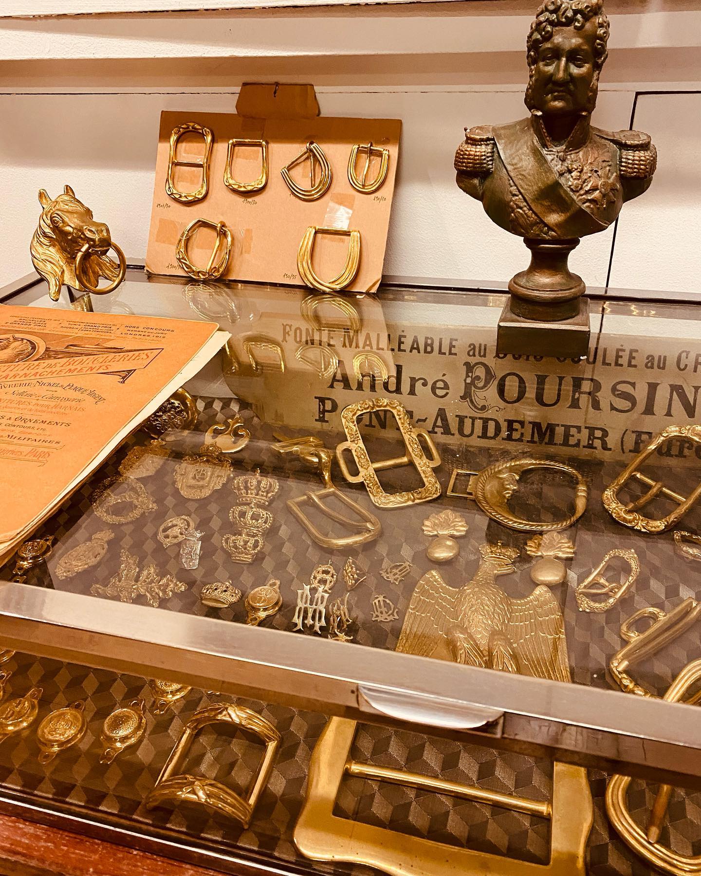 Maison Poursin - Fabricant depuis l’époque Louis Philippe 1er…. Quand le Paris Haussmanien n’était pas encore…
#patrimoine #savoirfaire #madeinParis #laiton #quandlepasséseconjugueauprésent