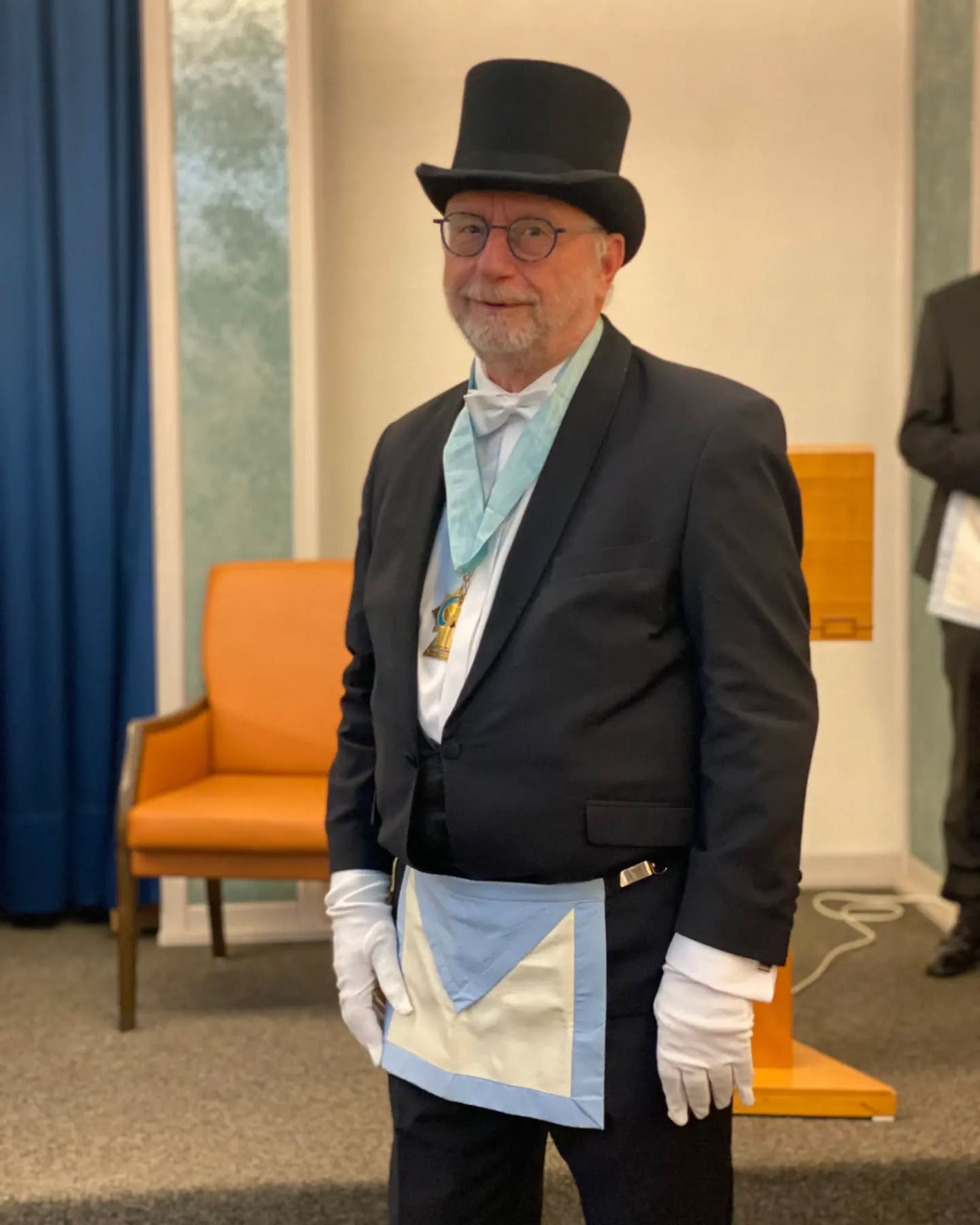 Unser Bruder Redner im vollen Ornat für die gestrige Aufnahme eines Suchenden.
Der Redner hält bei jeder Tempelarbeit eine sogenannte Zeichnung. Auch hier bemerkt ihr wieder die Verwendung handwerklicher Begriffe aus der ursprünglichen operativen Maurerei.
#herder #herderloge #freemason #freimaurer #bruderkette #festbekleidung #freemasonlodge #fraternité