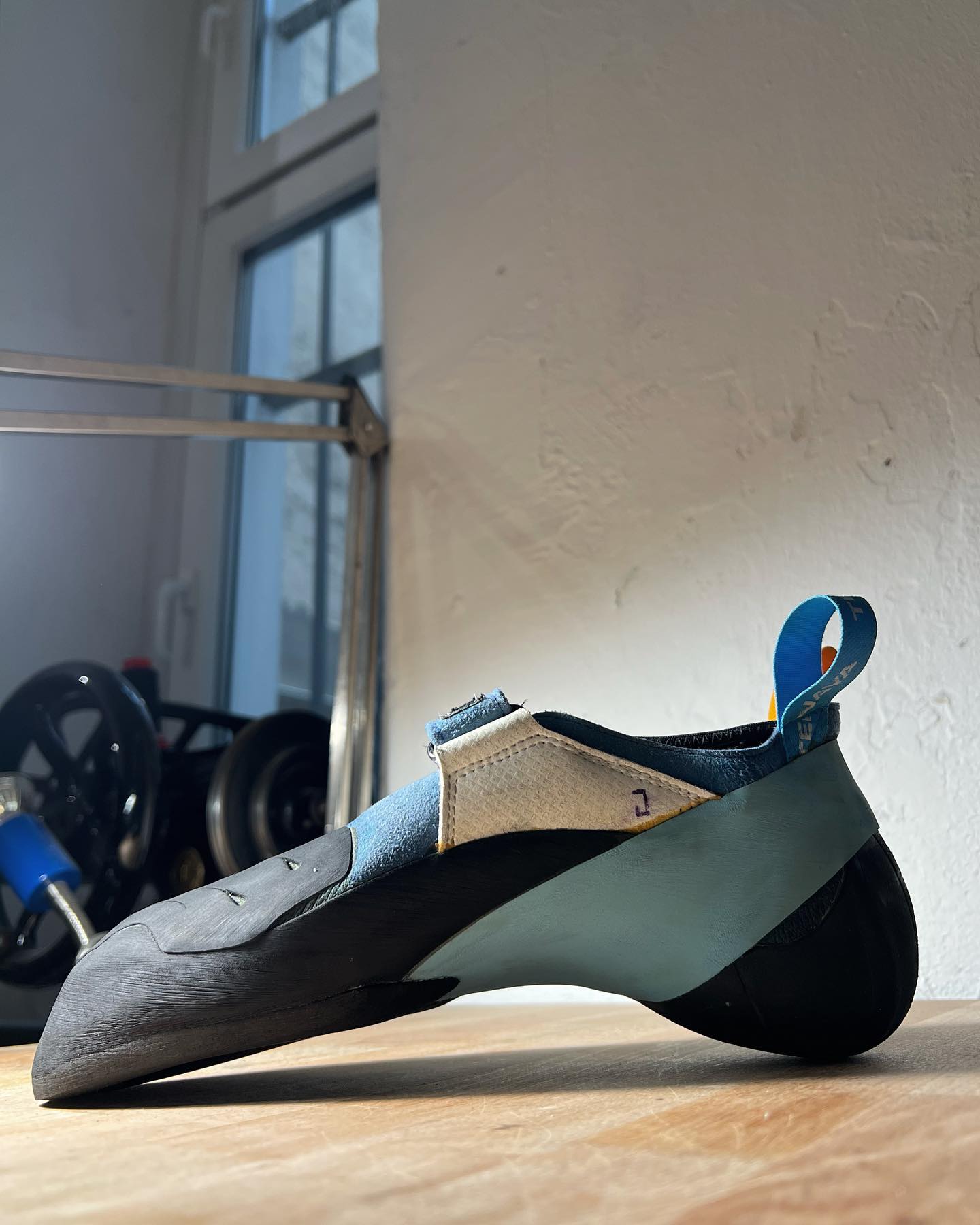 Warum sind neue Kletterschuhe eigentlich so unbequem? Unter anderem wegen dem Vorspann. Dieser geht im Laufe der Nutzung verloren. Durch die passenden Downturn-Leisten wird dieser aber nach einer Neubesohlung wieder verstärkt. Swipe ➡️ für ein Video vom frisch besohlten Instinct mit neuem Vorspann.