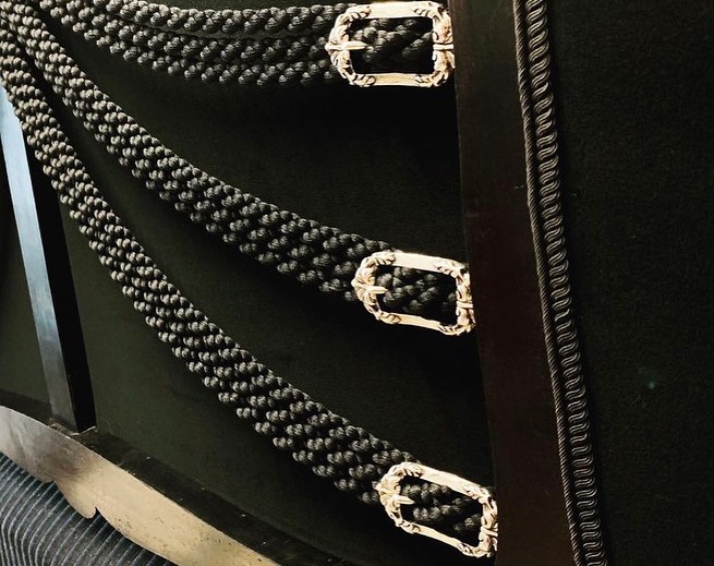 Maison Poursin : quand l’ameublement s’inspire de l’histoire toujours d’actualité de la Bouclerie Poursin #morenocarlarodriguez #versailles #canapééquestre #declercqpassementiers #laurent.janin #madeinfrance?? #passions
@morenocarlarodriguez @laurent.jannin