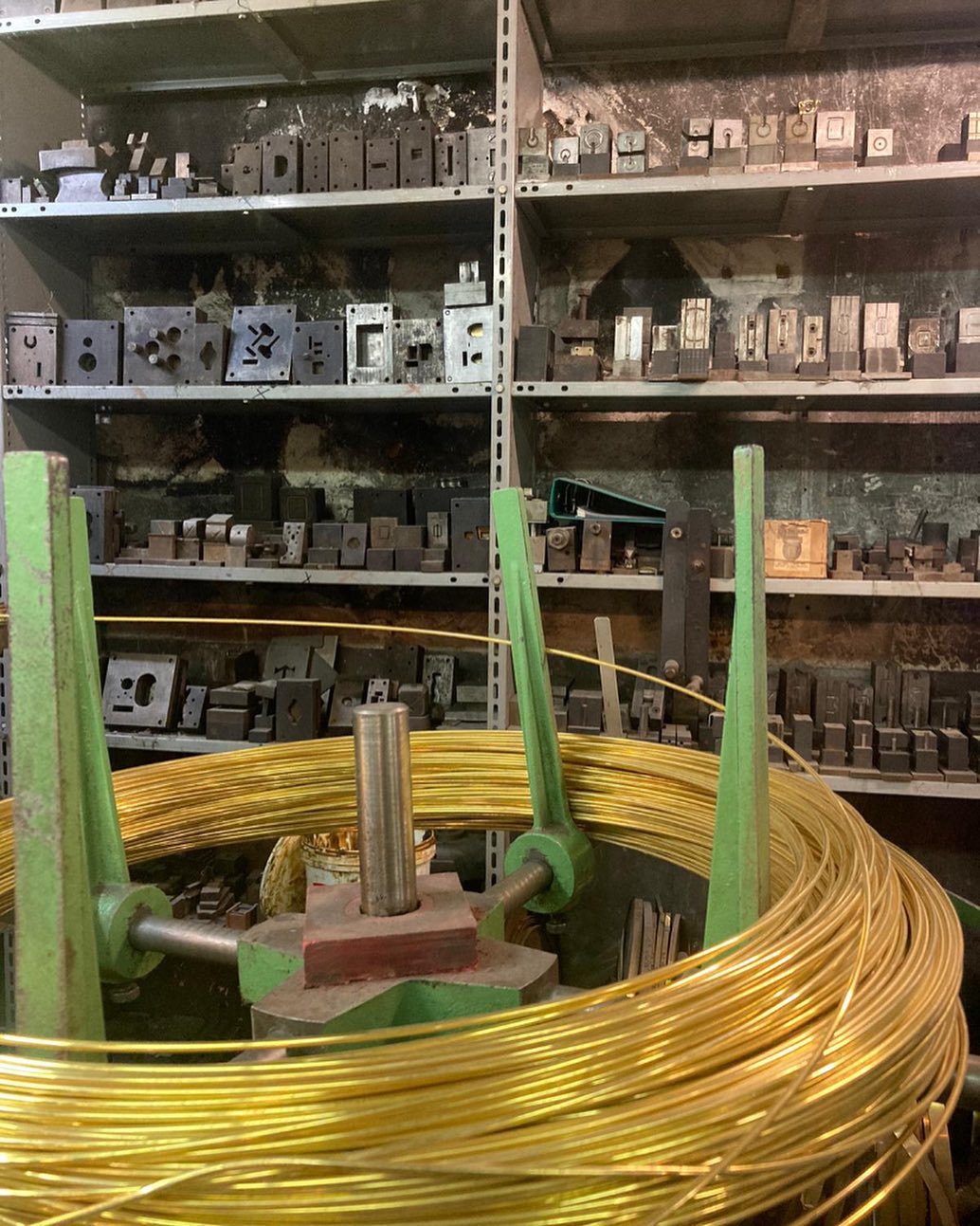 Maison Poursin : une histoire de Paris toujours en activité… #bobinelaiton #cambragelaiton #madeinparis #atelierparis#parissince1830 #bouclerie #laiton #passionlaiton