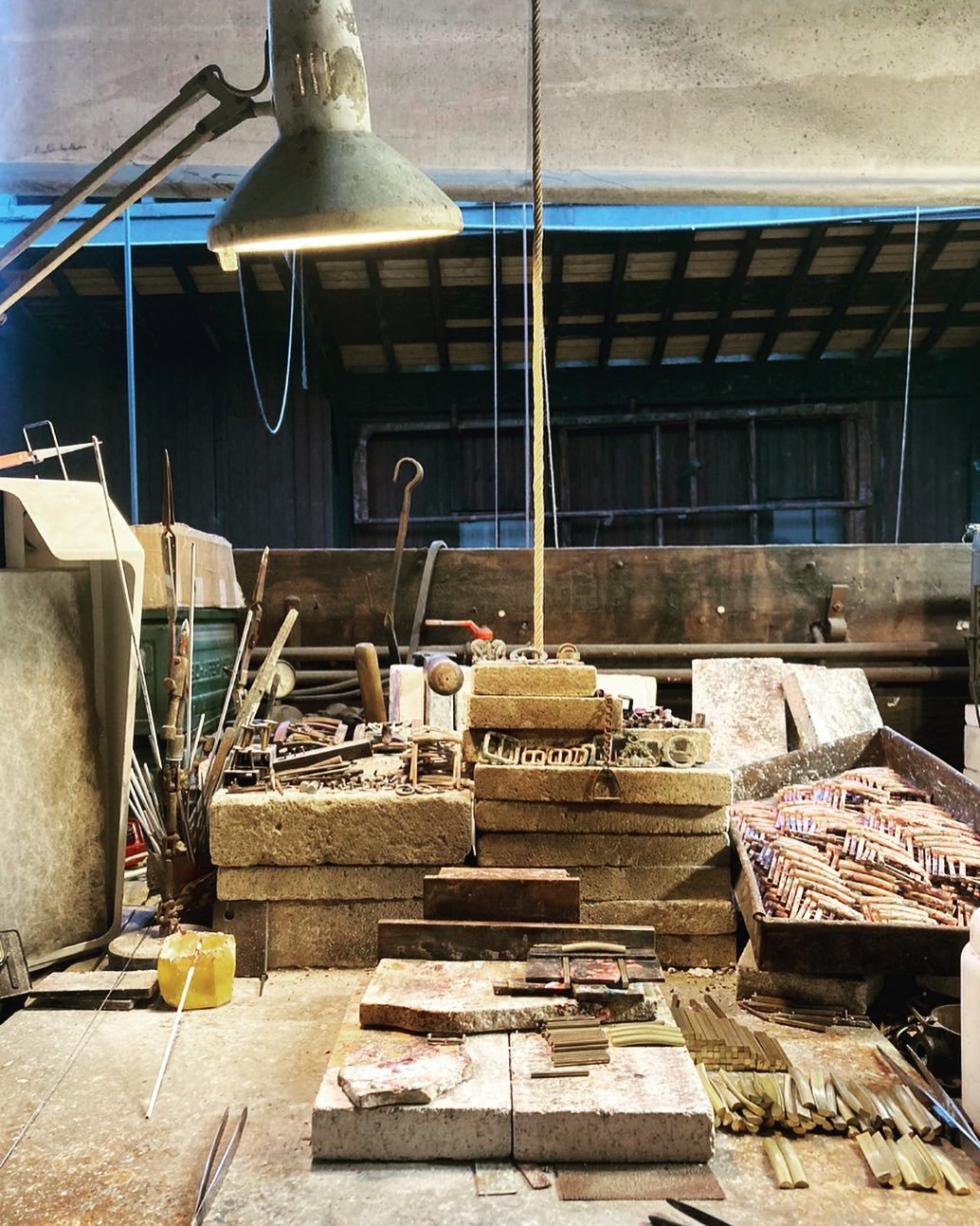 Maison Poursin : une histoire de Paris toujours en activité… #patrimoineparisien #patrimoinevivant #atelierparis#parissince1830 #bouclerie #laiton #passionlaiton