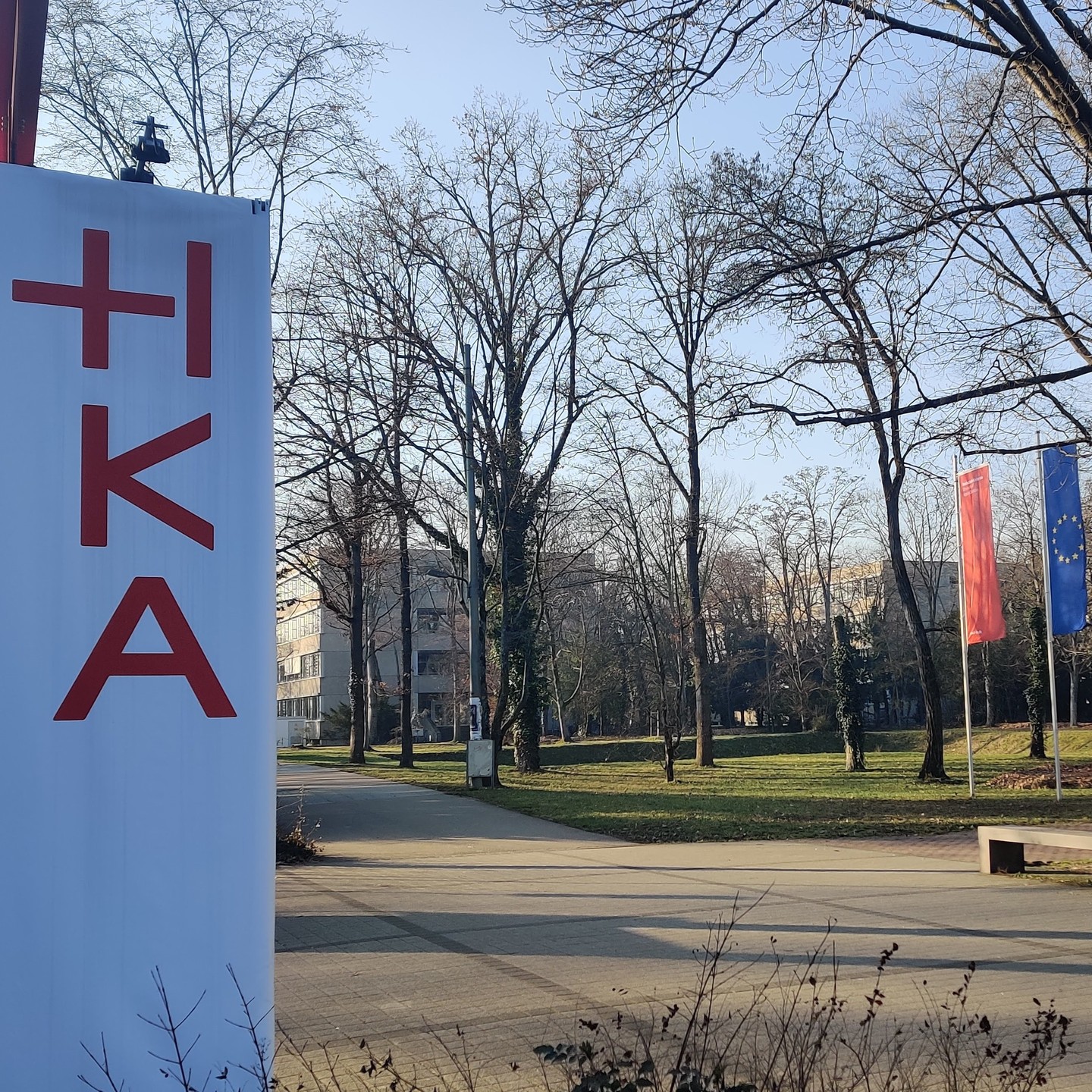 Back to #university?
Naja fast...
Für unser aktuelles Projekt waren wir unter anderem an der Hochschule Karlsruhe – University of Applied Sciences (HKA) @hochschule_karlsruhe unterwegs.
Da drei von uns dort auch eine Vergangenheit haben, war es natürlich etwas ganz Besonderes und ein großes Privileg.
Aber nicht nur die Hochschulen @dhbwkarlsruhe, #phkarlsruhe, @kunstakademie.karlsruhe waren in den letzten Monaten ein absolutes Highlight, wir durften auch Liegenschaften aus den folgenden Bereichen im Zuge des Projektes begehen:
Justiz & Gerichte @polizei_bw Forschung & Laboratorien @cvua_karlsruhe #ltzaugustenberg #cvuafreiburg Beherbergung & Bildung #wsh_hoellhof #estherweberschule Präsidien und Verwaltung @regierungspraesidium_karlsruhe Historische Gebäude #schlossbruchsal
Darüber hinaus haben wir zahlreiche weitere Gebäude digitalisiert und bedanken uns an dieser Stelle bei allen Ansprechpartnern vor Ort, welche uns großartig unterstützt haben.
Wir freuen uns schon sehr darauf, euch künftig regelmäßig über Eindrücke aus unserem Berufsalltag als auch über spannende Neuigkeiten und Entwicklungen in Bezug auf unser Unternehmen zu informieren.
#gründerszene @durlacher.de @karlsruhe.digital #badenwürttemberg #digitalisierung #startup #mittelstand #klimaschutz