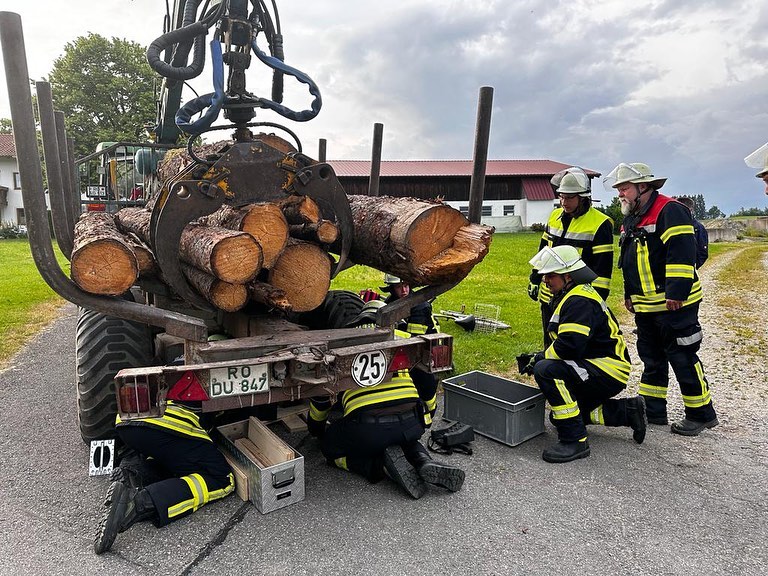 ?Einsatzübung? - Eingeklemmte Person unter landwirtschaftlichen Fahrzeug.
#feuerwehrvogtareuth #einsatzübung #verletzteperson #unfall #rückewagen #ehernamt