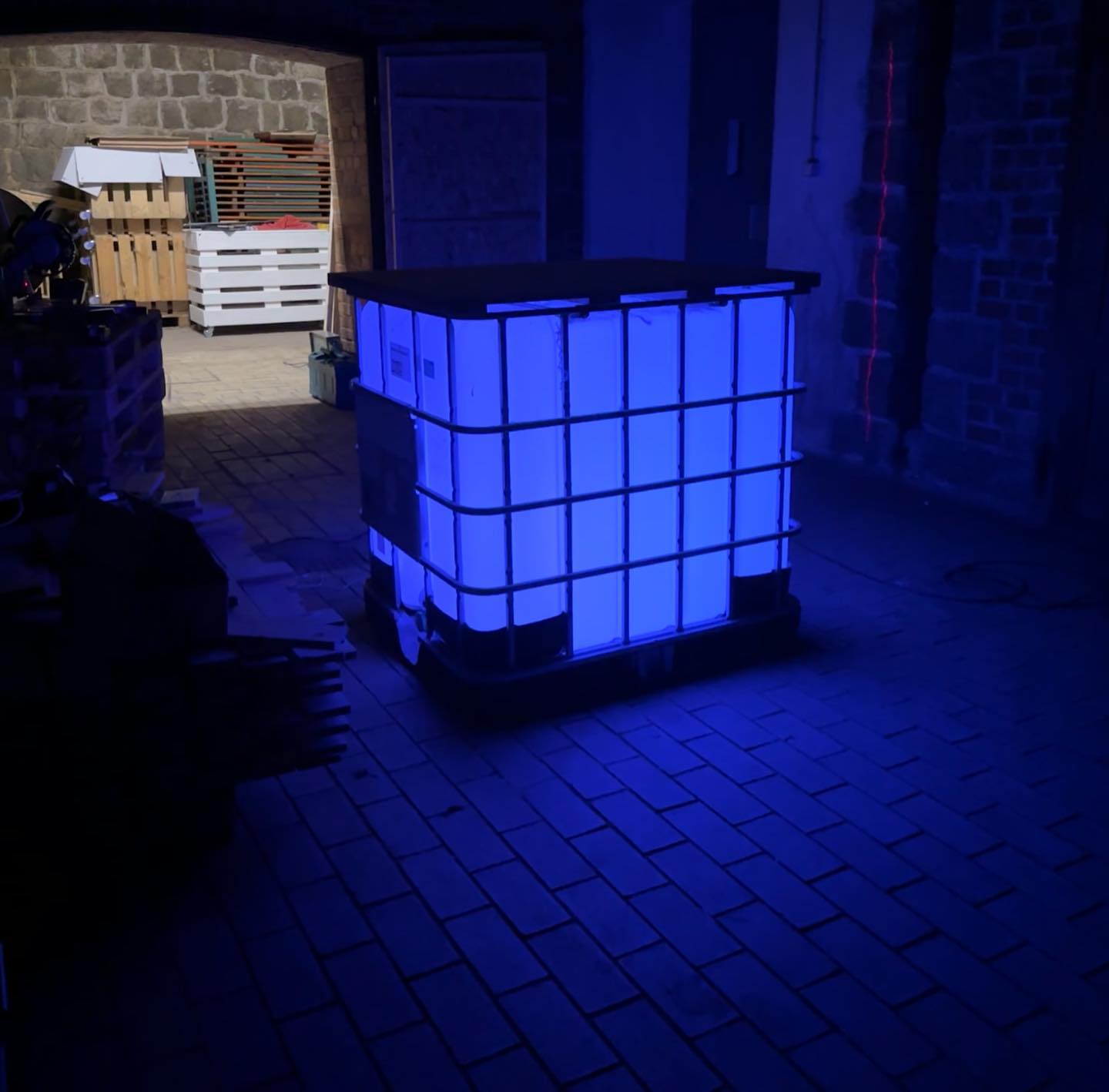 Beleuchtete Stehtische
*Project in work*
Aktuell sind wir im Aufbau von sechs Stehtischen aus IBC-Containern mit innenliegender autarker Beleuchtung. Diese können frei auf einen Platz gestellt werden und benötigen dank innenliegendem Akku keine externe Stromversorgung.
#selfmade #ibctank #ibccontainer #stehtisch #autark #akku #vermietbar #ortenberg #ortenau #ortenaukreis
