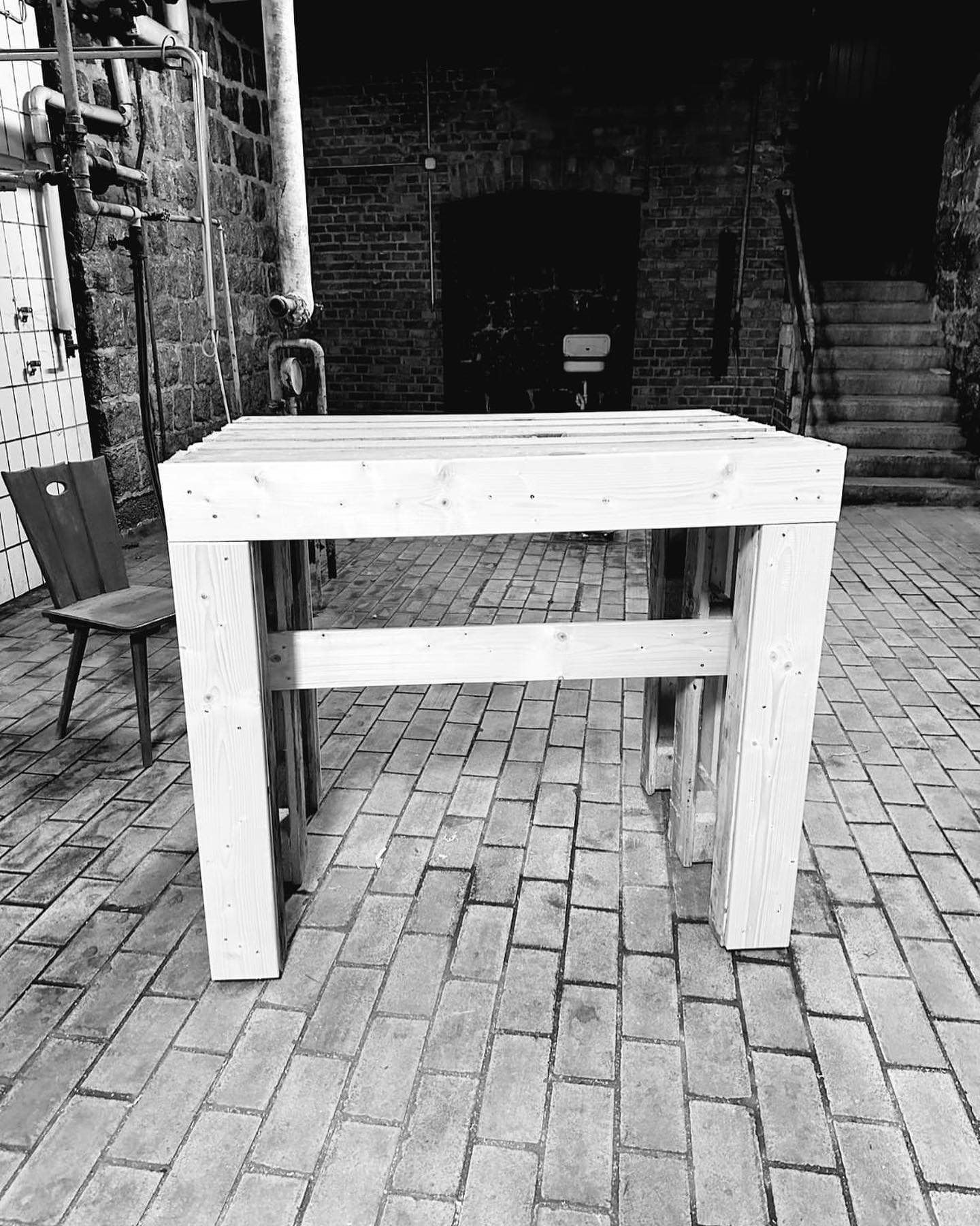 Paletten-Stehtische
Passend zu unserer Sektbar entstehen gerade vier Paletten-Stehtische. Durch die seitliche Verkleidung werden die Einschubfächer zur Staplerverladung verdeckt und es wird ein vollkommen anderes Gesamtbild geschaffen. Hierdurch wird die industrielle Optik minimiert und eine moderne Optik für jeden Anlass geschaffen.
#palettenmöbel #palettentisch #palettenstehtisch #palette #europalette #stehtisch #vermietbar #eventverleih #ortenberg #ortenau #ortenaukreis