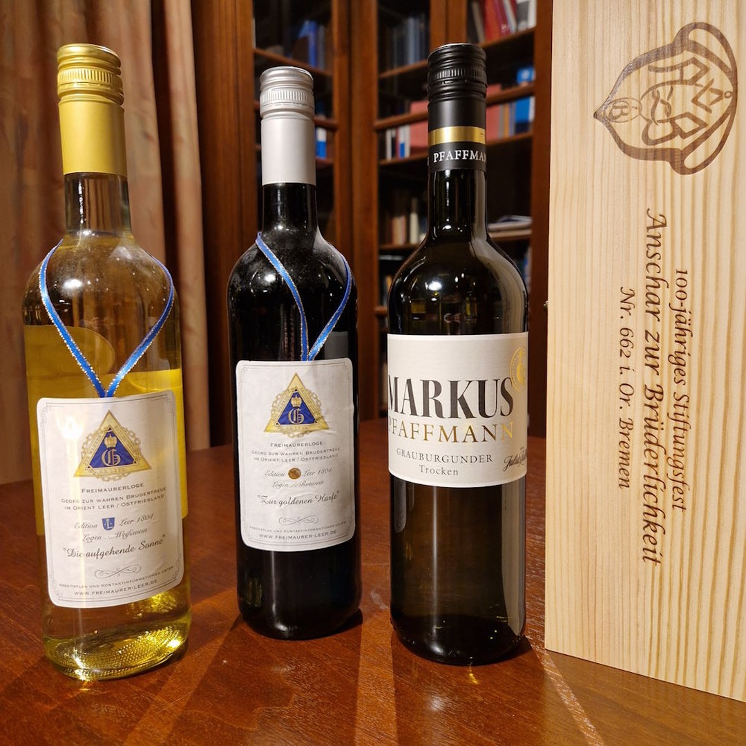 Weinflaschen per Lotterie vergeben -
Herder bekam in der letzten Zeit drei besondere Weinflaschen geschenkt, die einen freimaurischen Bezug hatten. Wie damit umgehen? Jeder Bruder genießt einen „wünzigen Schluck“? Drei Brüder, die es verdient haben bekommen je eine Flasche, aber wer hat es verdient? Wir kamen auf die Idee einer Lotterie nach angelsächsischem Vorbild. Auf unserer Mitgliederversammlung im März hatte jeder Anwesende, mit dem Kauf von drei Losen, die gleiche Chance auf einen außergewöhnlichen Tropfen. Der Erlös ging in unsere „Gabenkasse“ und kommt somit sozialen Projekten zugute.
#freimaurer #freemason #freimaurerbremen #bremerlogenhaus #bruderkette #selfcare #selbsterkenntnis #sinnbild