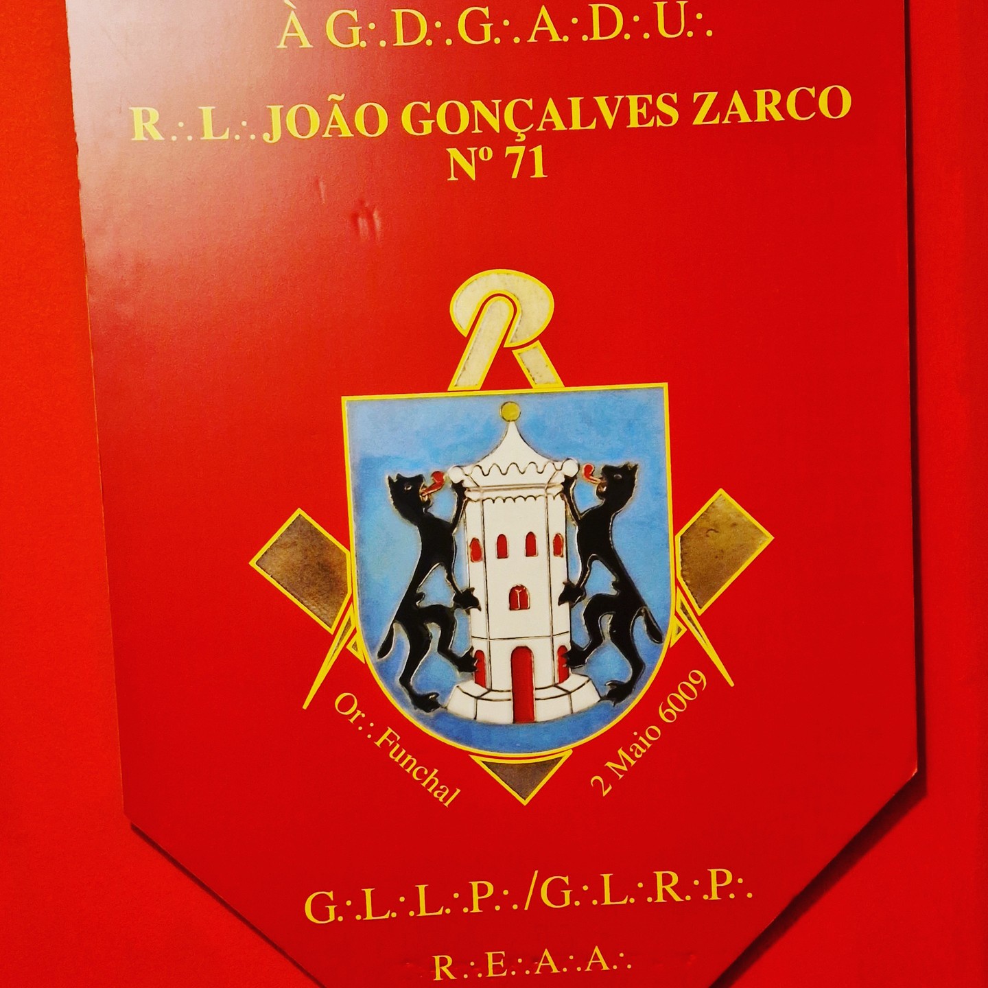 Einer unserer Mitglieder verbrachte kürzlich seinen Urlaub in Funchal auf Madeira. Im Vorfeld nahm er Kontakt mit der dortigen Freimaurerloge „Joao Goncalves Zarco“ auf, die natürlich in der Sprache Portugiesisch arbeitet. Unser Bruder wurde dort herzlich aufgenommen und konnte an einer Logenarbeit teilnehmen. Wir nennen das gelebte Weltbruderkette.
#freimaurer #freemason #freimaurerbremen #bremerlogenhaus #bruderkette #selfcare #selbsterkenntnis #sinnbild
#Madeira #Funchal