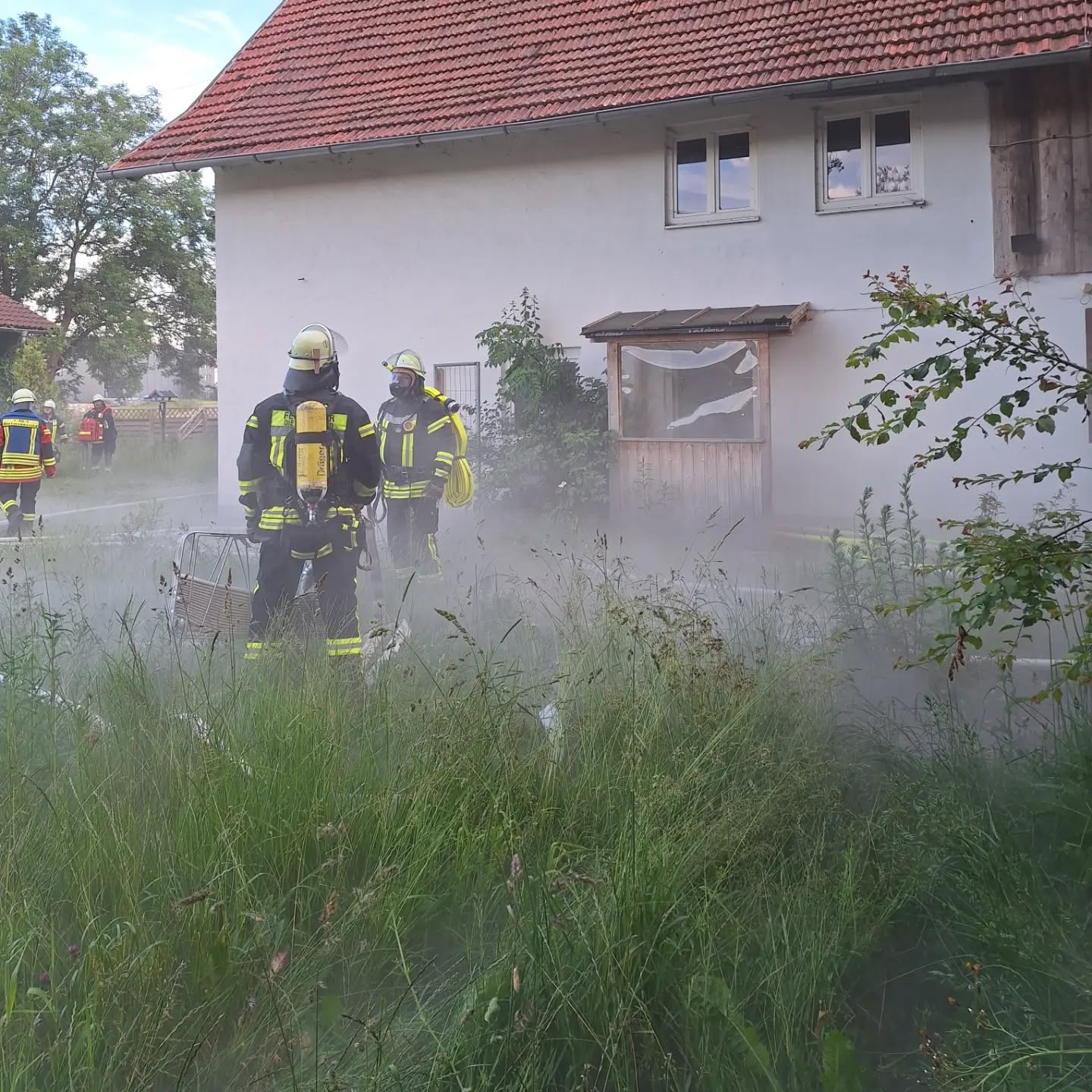 Bei unserer gestriegen Übung wurden wir zu einem Bauernhofbrand alamiert. Ein verwirrter "Bauarbeiter" informierte uns vorort das sich mehrere Personen im Gebäude befinden müssten.
Nach Erkundung unserer Einsatzleitung wurden die Atemschutztrupps ins Haus geschickt zur Personenrettung. Auch die Brandbekämpfung wurde gestartet.
Mit vereinten Kräften konnten alle drei Personenpuppen gerettet werden.
Vielen dank an die Gemeinde Dietmannsried für die Bereitstellung des Übungsobjekts.