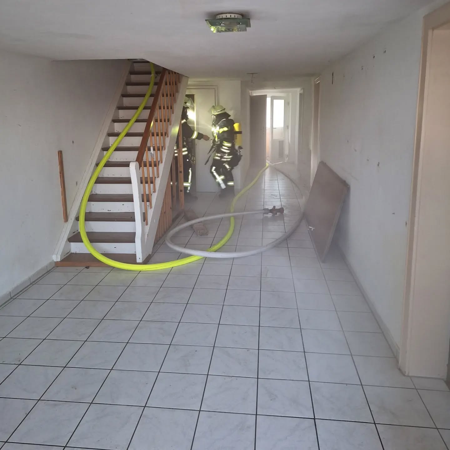 Bei unserer gestriegen Übung wurden wir zu einem Bauernhofbrand alamiert. Ein verwirrter "Bauarbeiter" informierte uns vorort das sich mehrere Personen im Gebäude befinden müssten.
Nach Erkundung unserer Einsatzleitung wurden die Atemschutztrupps ins Haus geschickt zur Personenrettung. Auch die Brandbekämpfung wurde gestartet.
Mit vereinten Kräften konnten alle drei Personenpuppen gerettet werden.
Vielen dank an die Gemeinde Dietmannsried für die Bereitstellung des Übungsobjekts.