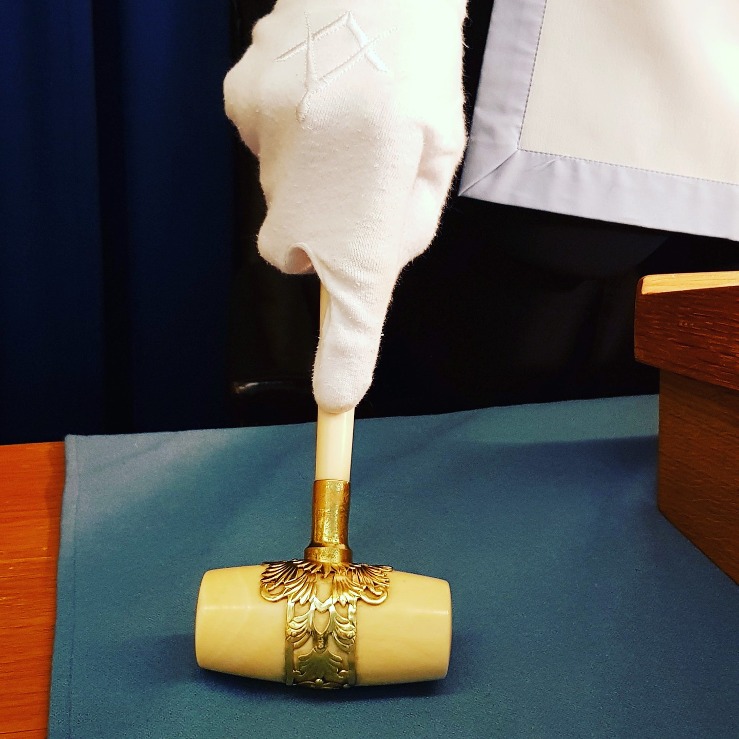 Wir haben einen neuen Meister vom Stuhl. Traditionell wurde der erste #Hammer der #Loge an unserem Johannisfest am 29. Juni 2024 vom alten an den neuen Meister vom Stuhl übergeben. Gewählt wird bei uns stets für eine Amtsperiode von zwei Jahren.
#freimaurer #freemason #freimaurerbremen #bremerlogenhaus #bruderkette #selfcare #selbsterkenntnis #sinnbild #bremen #Freimaurerei #meistervomstuhl