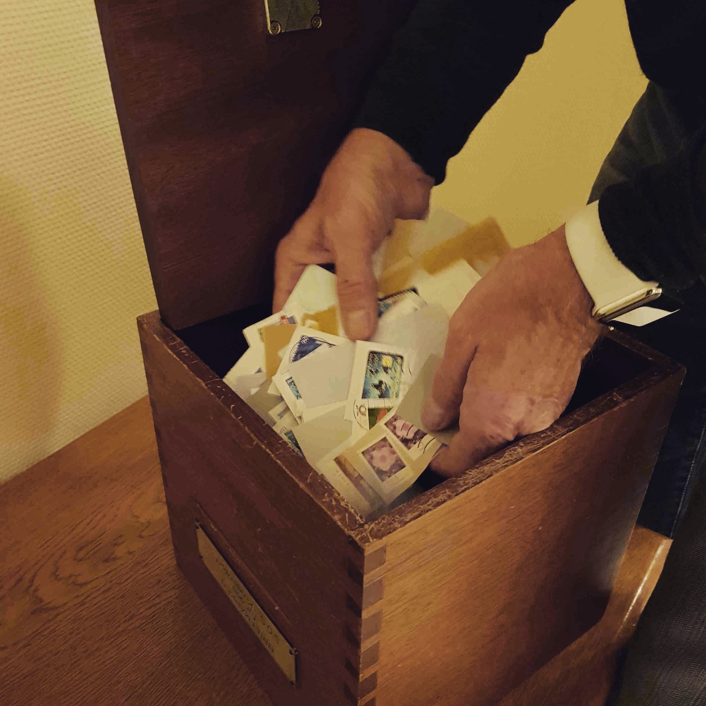 In aller Regel werden abgestempelte #Briefmarken achtlos mit dem #Altpapier entsorgt. Seit Jahrzehnten sammeln wir Brüder der Herderloge in unserem Bremer Logenhaus #Briefmarken und lassen sie dem #SOS-Kinderdorf e.V. zukommen. Sie können diese dann an #Sammler verkaufen und damit etwas #Geld für ihre Arbeit mit Kindern einnehmen.
#freimaurer #freemason #freimaurerbremen #bremerlogenhaus #bruderkette #selfcare #selbsterkenntnis #sinnbild #bremen #Freimaurerei #Briefmarkensammlung #Kinder