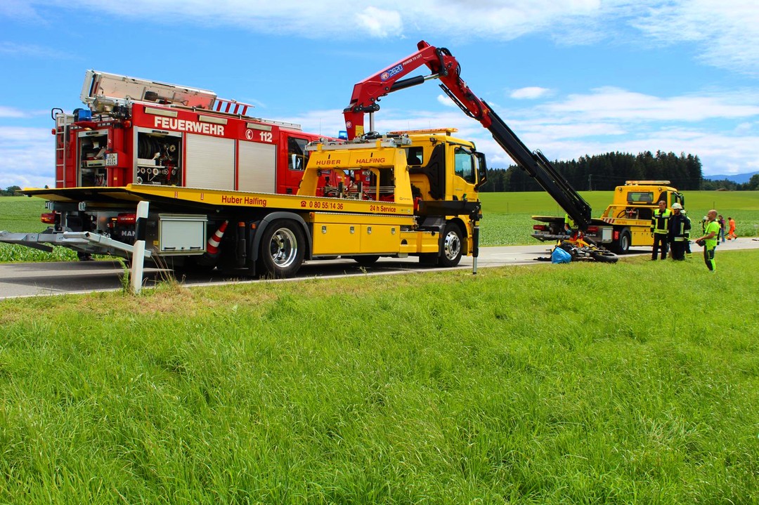Einsatz: VU Pkw gegen Motorrad
Vorherige Woche wurden wir zu einem Verkehrsunfall auf die Staatsstraße 2359 zwischen Tödtenberg und Gaffl alarmiert. Hier sind ein Motorrad und ein Pkw frontal kolidiert. Trotz sofort eingeleiteter Rettungsmaßnahmen durch unsere Einsatzkräfte konnten wir der Lenkerin des Motorrad nicht mehr helfen und sie verstarb noch an der Unfallstelle.
Die weiteren Kräfte unserer Feuerwehr sicherten die Unfallstelle ab und unterstützen das Abschleppunternehmen bei der Bergung der Unfallfahrzeuge.
Im Einsatz waren wir mit 15 Einsatzkräften und drei Einsatzfahrzeugen.
#feuerwehr_vogtareuth #wirfürvogtareuth #feuerwehr #ehrenamt #landkreisrosenheim #vogtareuth #team112