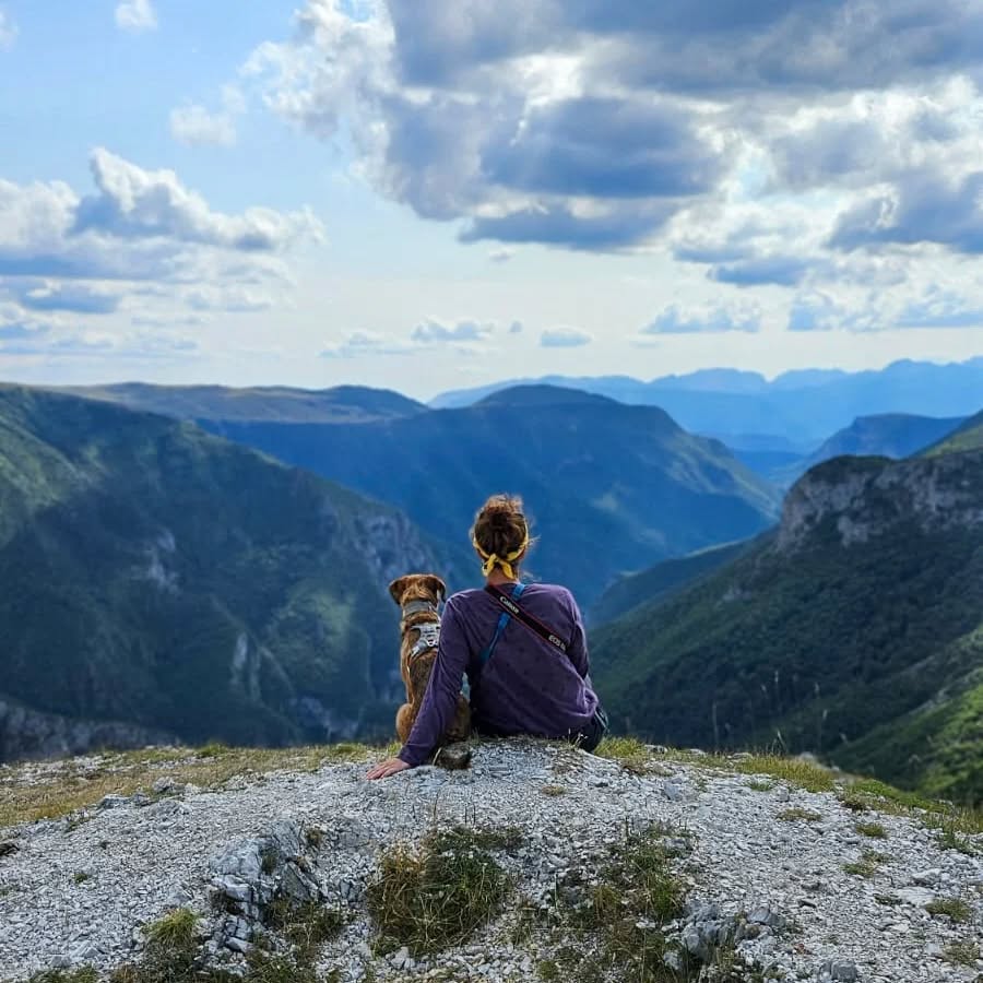 Die Schotterstraße immer bergauf, noch eine Kurve, nochmal staunen, dann noch ein Stück.. und man ist in 🚩Lukomir, dem höchsten Bergdorf Bosniens auf etwa 1500 m. 
Und hier scheint die Welt stehen geblieben zu sein.
Im Dorf leben 17 Familien, fast alle Hirten. Die alten Frauen stricken die typischen bosnischen Socken, die jetzt definitiv immer in unserem Camper mit dabei sein werden. 
Und hinter den beiden Gasthäusern kann man mit dem Camper stehen. Wenn man den Weg nach oben geschafft hat.
Es ist schon etwas besonderes, wenn abends die Schafe und Ziegen zurück ins Dorf getrieben werden, in der Dämmerung der Muezzin zum Gebet aufruft und nachts tausende Sterne über den Bergen leuchten.
Für uns bisher eins der schönsten Erlebnisse in Bosnien!
.
.
#lukomir #lukomirbosnia
#bullikinder #travelwithkids #reisenmitkindern
#reisenmitkids #travelbosnia #travelblog #travelgram
#roadtripbosnia
