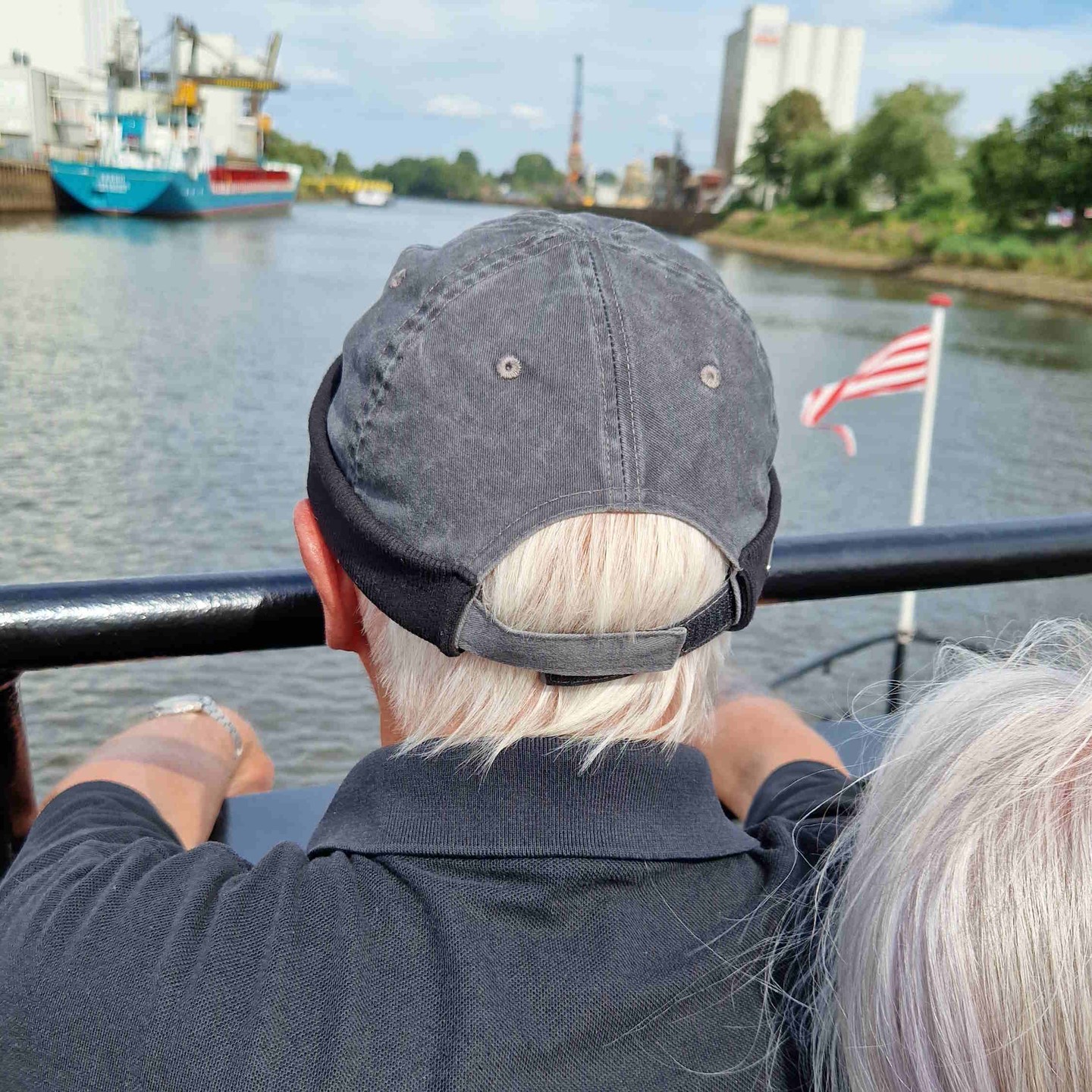 Organisiert von den Damen unserer Herderloge haben wir bei herrlichstem Wetter eine Tagesfahrt unternommen. Das Besondere daran, wir fuhren mit dem Schiff von #Bremen, über die #Weser, durch die #Hunte nach #Oldenburg und nachmittags wieder zurück.
#freimaurer #freemason #freimaurerbremen #bremerlogenhaus #bruderkette #selfcare #selbsterkenntnis #sinnbild #bremen #Freimaurerei #freimaurerlogeherder