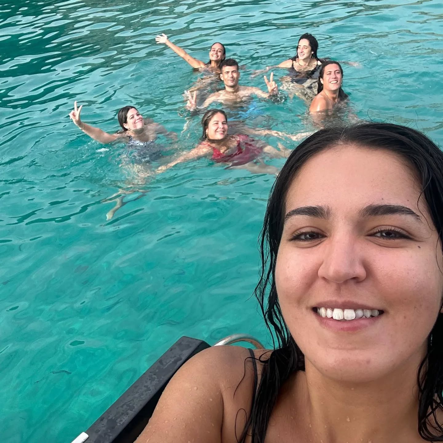 ¡JUVENTUD bendito tesoro! La etapa más intensa de la vida, las ganas son tan grandes?que los sueños se diseñan solos.
? Que esa chispa se mantenga encendida eternamente y el espíritu joven prevalezca en nuestros corazones♥️.
?Chic@s mil gracias por todo♥️, hermosa vuestra generación...¡Jóvenes soldaditos marineros!.
? Verbos expertos: Soñar, navegar, compartir y disfrutar.. y si es con amigos☺️ cualquier acción se activa y se conjugan todas sus determinaciones?.
?️Días soleados que nos permiten tirar la toalla en la playa?️