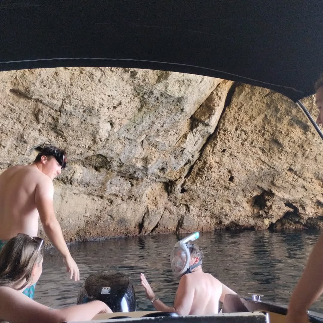 ¡DÍAS especiales en Ibiza?! Si te gusta la geografia y se te dan bien las sociales, ¡este es tu lugar! Descubre el mundo marítimo y socializa con nuestras embarcaciones⛵.
?No programes, déjate llevar...nuestros barcos son muy inteligentes crean arte en rincones inesperados?e imprescindibles de conocer.
? Nuestras salidas en barco están matemáticamente estudiadas, no existe el azar, te aseguramos que será una experiencia irremplazable♥️.
✨Ciencias NATURAS la mejor elección para disfrutar del otoño a una temperatura que SI se puede resistir y no hace falta que te quites las chanclas☺️.
?️Atentos y preparados para zarpar cuando el mar se tome su descanso?️