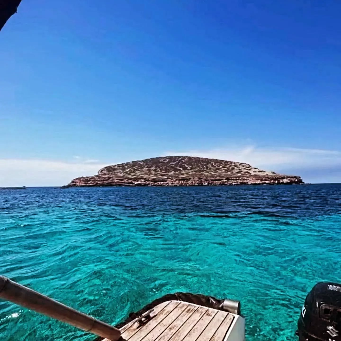 ¡PAISAJES? que dejan sus intenciones claras! El universo trabaja a nuestro favor, os hace coincidir con momentos precisos y necesarios de sentir.
?Cada salida vuestra es un instante de felicidad, una oportunidad para aprender y un desafío superado. ¡BARCOS sin licencia para cualquier ocasión!
✨¡EXPERIENCIAS satisfactorias que están presentes en estos días otoñales! Solo tienes que reconocerlas con NOSOTROS?.
?Todo lo que encuentras a tu alrededor navegando con @daydreamboatsibiza te incluye a TI♥️.
?️IBIZA te comemos entera?️