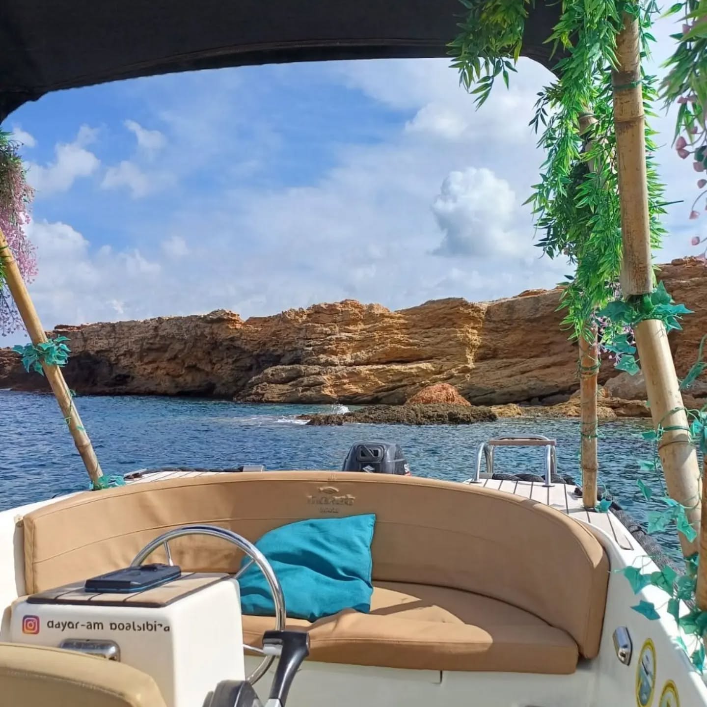 ¡Momentos aleatorios♥️! Está vez son vuestras pupilas las que saborean los espectaculares lugares que, por arte de magia, os encontráis navegando.
✨¡Fuente de vida! Hasta las brujas de los cuentos se desprenden de su escoba para subirse en nuestras embarcaciones y convertirse en HADAS, ellas también necesitan salir de su zona de confort?.
? Lección del día: Que todo lo que tengas que aprender hoy sea el nombre de las calas y el camino de vuelta de las rutas?.
♥️¡No dudamos! Tenemos la certeza de que en OTOÑO el mar es el mejor pasa tiempo para distraerse en medio de la nada.
?️Apaga y vámonos que la playa nos espera...