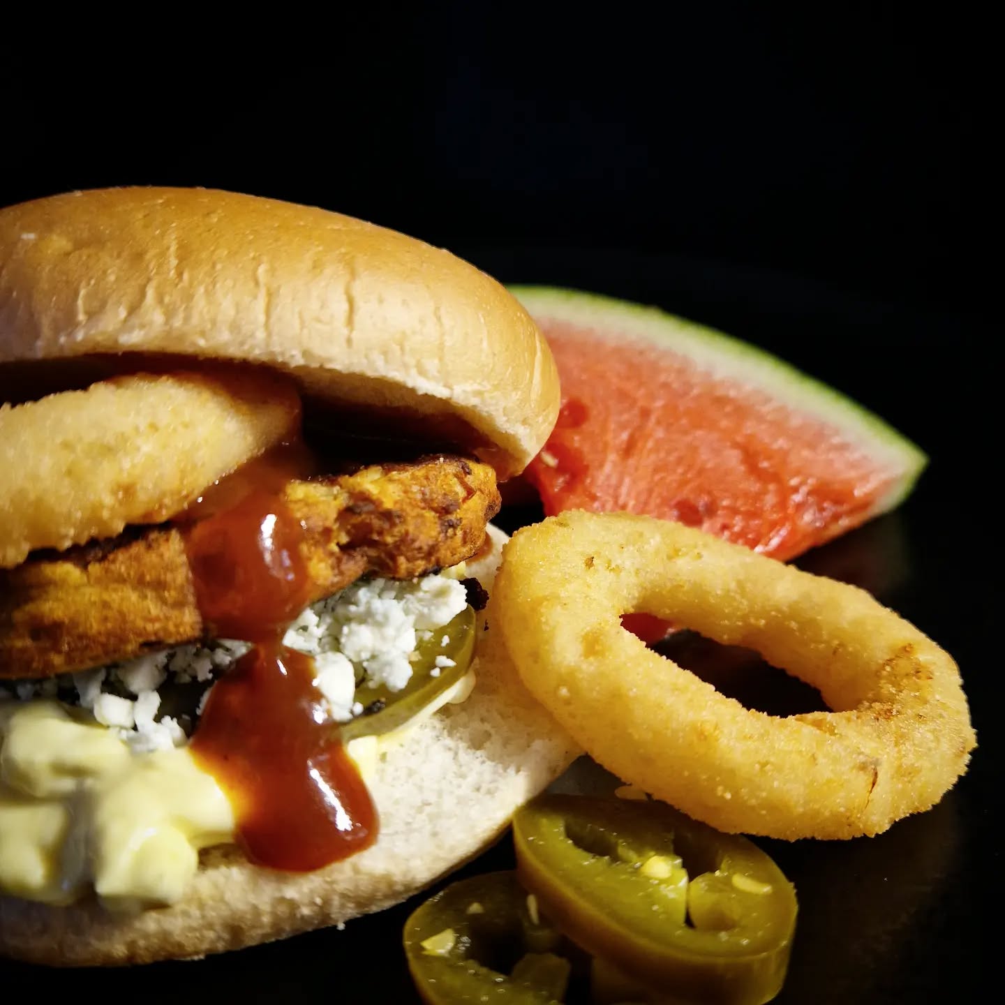 Lauantai on hampurilaisbuffet-päivä!
Kokoa just sun näkönen hampurilainen ja laita väliin lihapihviä, kasvispihviä, kanaa, pekonia, sipulia, kasviksia, kastikkeita, juustoja ja mitä kaikkea!
Buffetin hinta 17,80€ sisältää hanalimut. :)
#rantakertunhampurilaisbuffet #hampurilaisbuffet #hampurilainen #burger #burgeri #burgare #perheravintola #perheyritys #ravantit @satamakapakka.hunsvotti #jokiranta #förinkupeessa #vierasvenesatama #läntinenrantakatu