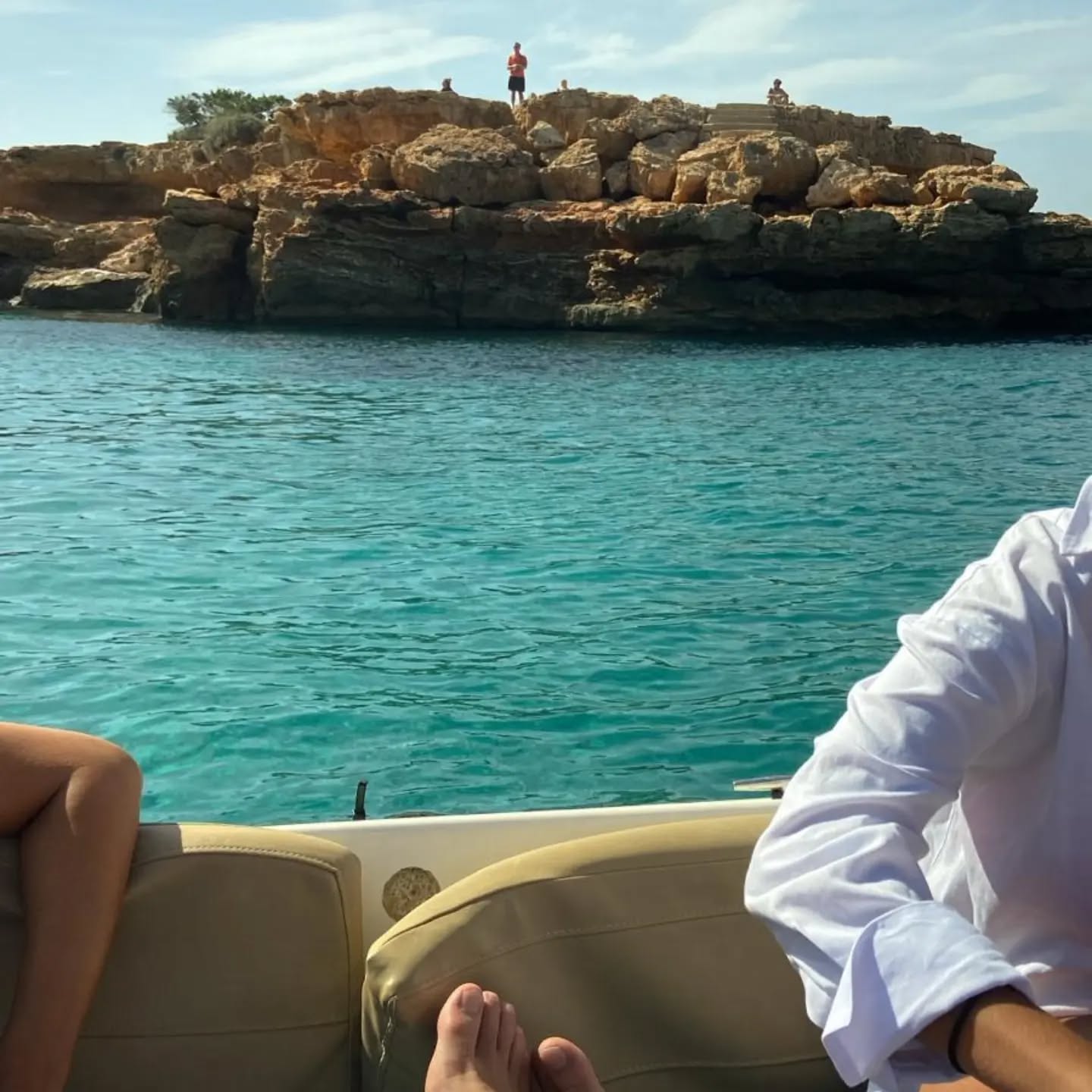 ¡REUNIONES que quitan la respiración! La aventura no fue con nosotros, más bien su propia compañía hizo que la salida en barco fuese especial♥️.
?¡No hay experiencias que por bien no vengan! Y las vuestras quedan tatuadas en el corazón♥️.¡Las vivimos con vosotros y las recordamos sin esfuerzo!
✨El buen tiempo no acaba de asentarse PERO he de decir, que vuestras visitas alegran el día a cualquiera y colocan sonrisas que curvan toda la cara✨.
?¡Chic@s! Mucha fortuna en todos los microcontextos de la vida♥️, y en el MACRO, momentos de abundante felicidad.
?️Hasta @daydreamboatsibiza y más allá...