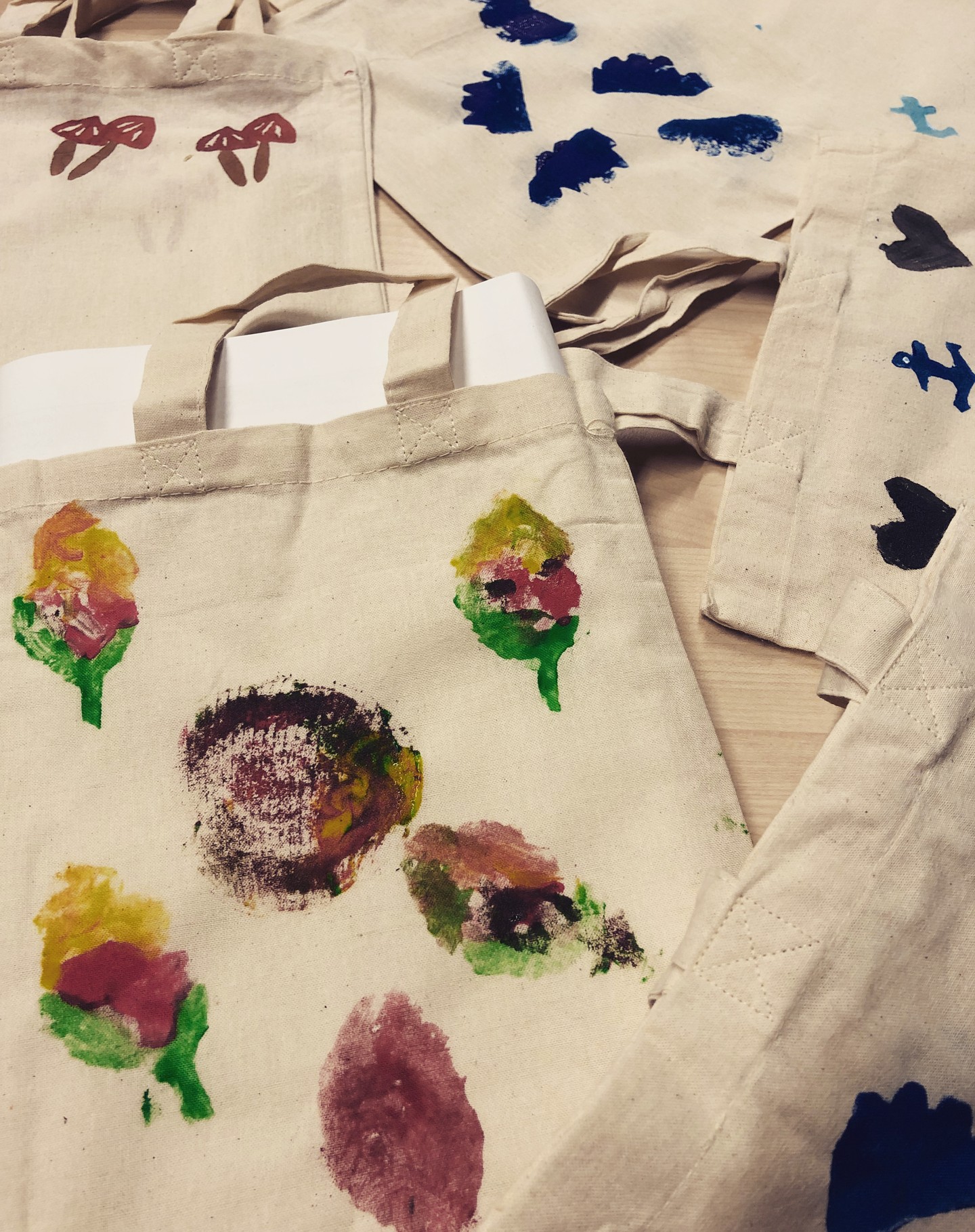 Bei diesem Workshop haben sich die Umweltassistenten eigene Wunschmotive aus Moosgummi erstellt. Mit etwas Geschick ließen sich so Stempel für den Druck von individuell gestalteten Beuteln basteln.
Auch eine klasse Idee als Upcycling Projekt für seine eigene Kleidung. ;)
Liebe Grüße an den Herbst, der uns so schön inspiriert hat. ?
#upcycling #bne #bergischeagenturfürkulturlandschaft #regionalzentrum #außerschulischerlernort