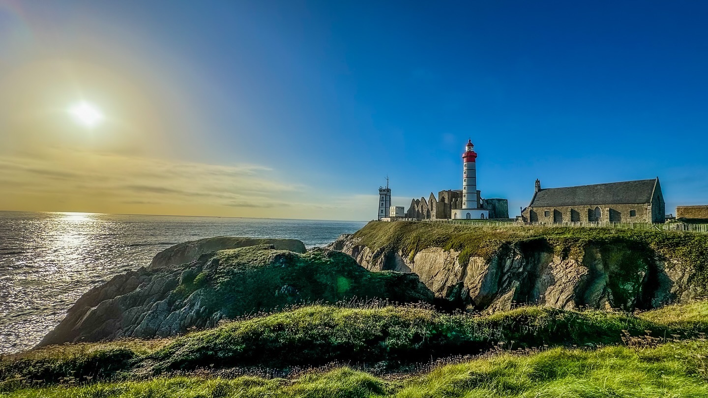 Vom Regen der Normandie in die sonnige Bretagne…
Wenn du mich fragst, dann ziehe ich die schroffen Felsen vom „Ende der Welt“ der normannischen Kreideküste vor.
Aber auch die hat ihren Reiz.
Was bevorzugst Du?
#beachhouse2go #roadtrip #thegreatoutdoors #getoutside #autarktravel #vanlife #vanlifeexplorers #globetrotter #exploretheworld #coast #finistere #bretagne #normandie #sunset #sundown #meer #meerliebe