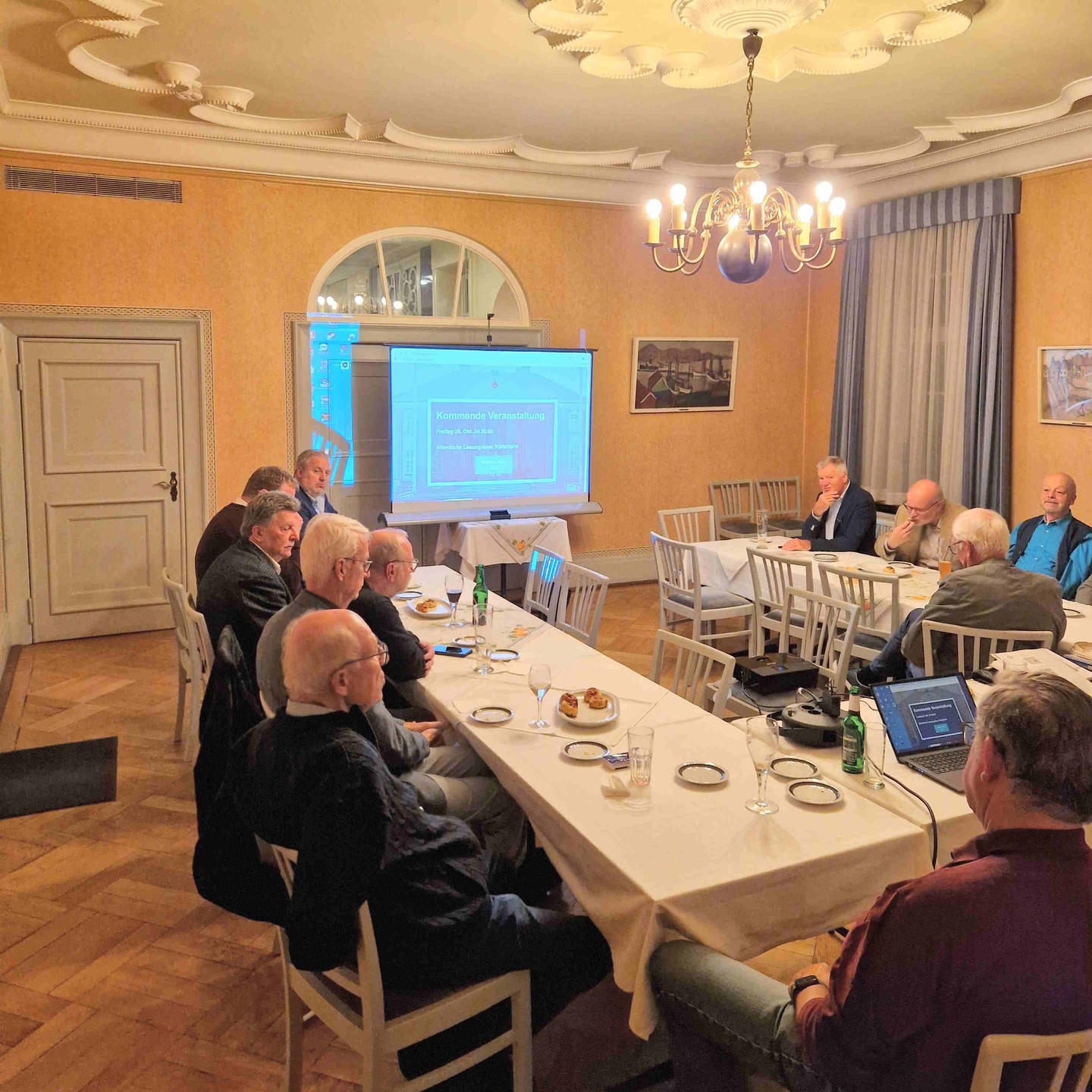 Meistergespräche
Jeden #Monat führen wir ein Meistergespräch durch. Es dient dem vertiefenden Austausch unter uns Meistern zu einer Thematik. Natürlich werden dabei auch automatisch neue #Ideen entwickelt. Hier ging es um Freimaurerei im #Web.
#freimaurer #freemason #freimaurerbremen #bremerlogenhaus #bruderkette #selfcare #selbsterkenntnis #sinnbild #bremen #Freimaurerei #freimaurerlogeherder