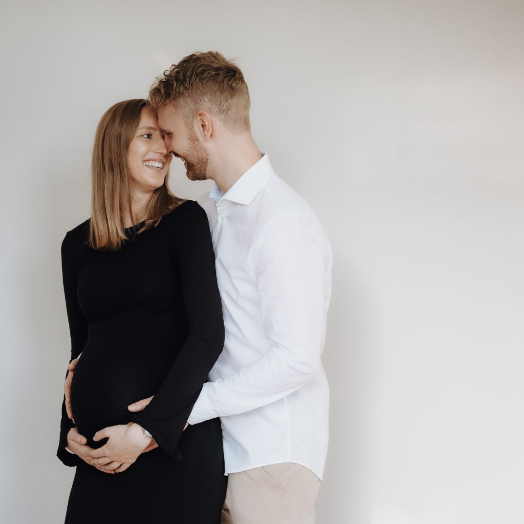 Magische Schwangerschaftsmomente Zuhause ?
Heute zeige ich euch einen kleinen Einblick in das HOMESHOOTING das ich festhalten durfte.
Ich wurde gefragt ob ich auch den Weg nach München aufnehmen würde und dort zu shooten. Natürlich.
Ich sag immer zu meinen Kunden. Für euch fahre ich auch bis ans Ende der Welt. Nein im ernst. Ich nehme gerne auch weitere Wege auf um für euch die Momente festzuhalten.
War ein wirklich tolles Shooting. Das Kaminfeuer hat gebrannt, die Sonne hat in den Raum gestrahlt. Besser konnte es nicht sein. Auch Zuhause können wunderschöne Momente entstehen.
Danach sind wir noch raus an den See gegangen. Diese Fotos zeige ich euch aber zeitnah.
Jetzt würde ich mal wissen. Was sagt ihr zu dem Thema Homeshootings?
#pregnant#schwangerschaft#schwangerschaftsfotografie#schwangerschaftsshooting #schwangerschaftsbauch#schwanger#pregnantbelly#pregnancybelly#untermeitingen#schwabmünchen #augsburg#landsberg#landsberg_am_lech#bavaria#pregnancy#pregncyphotography#pregnancyphotoshoot#allgäu#munich#germany#fotostudio#babybauchfotoshooting#babybauchfotos#babybelly#babybauchfotografie#babybauchwächst