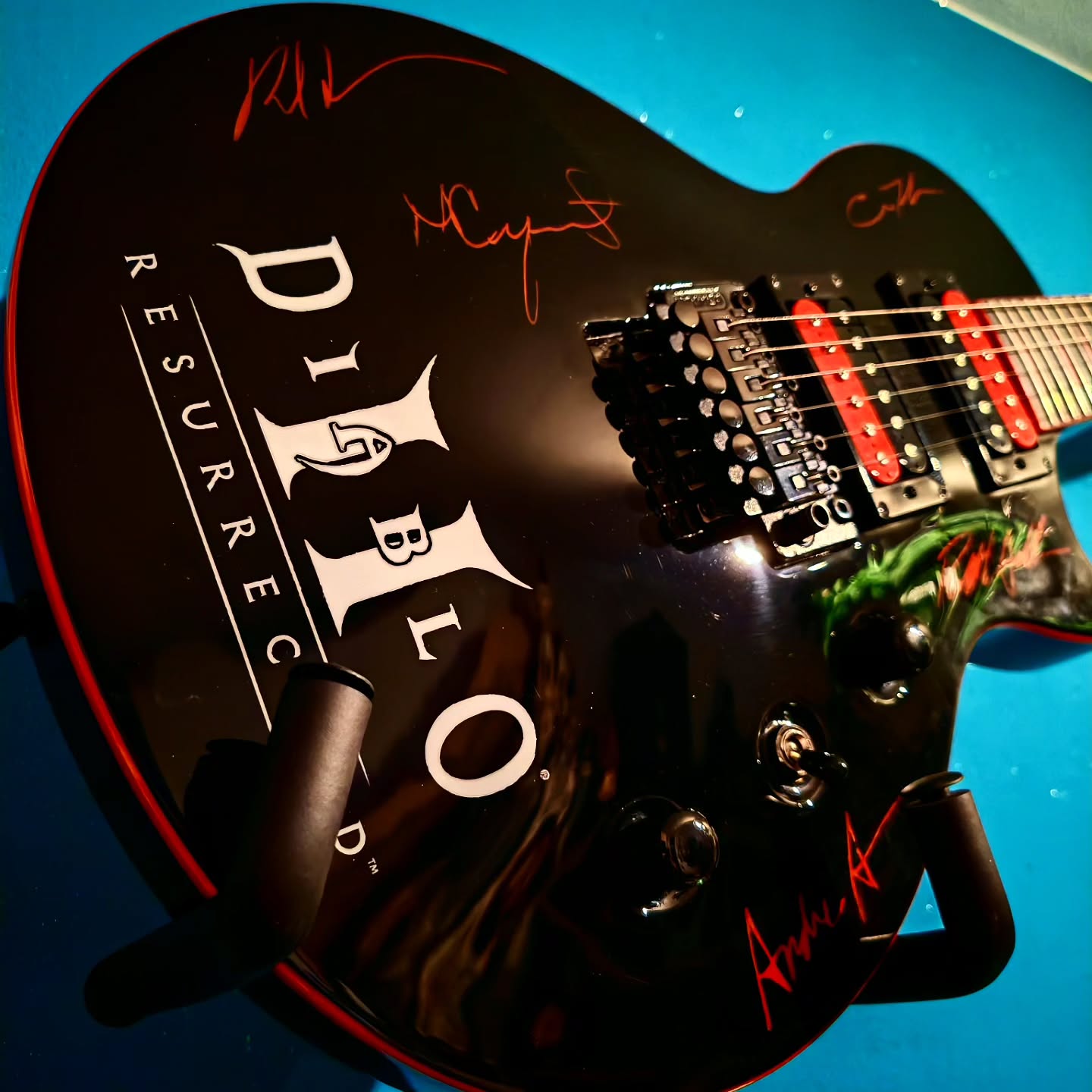 La Chitarra Kramer Assault 220 è stata creata in edizione limitata per il lancio di #Diablo2Resurrected. Un pezzo esclusivo, realizzato in soli 10 esemplari al mondo, con le firme autentiche degli sviluppatori del gioco.
Questa stessa chitarra è stata regalata a @markthehammer86 e @cristinascabbia, che hanno poi realizzato la canzone "Start Again", ispirata proprio a Diablo 2.
•
•
•
#diablo #diablo2 #diabloiiresurrected #diablo2lordofdestruction #diablo2lod #diabloiv #diablo4 #diablo3 #diabloimmortal #blizzardentertainment #diabloitaliafans #diabloitalia #blizzardgames #blizzardactivision La Chitarra Kramer Assault 220 è stata creata in edizione limitata per il lancio di #Diablo2Resurrected. Un pezzo esclusivo, realizzato in soli 10 esemplari al mondo, con le firme autentiche degli sviluppatori del gioco.
Questa stessa chitarra è stata regalata a @markthehammer86 e @cristinascabbia, che hanno poi realizzato la canzone "Start Again", ispirata proprio a Diablo 2.
•
•
•
#diablo #diablo2 #diabloiiresurrected #diablo2lordofdestruction #diablo2lod #diabloiv #diablo4 #diablo3 #diabloimmortal #blizzardentertainment #diabloitaliafans #diabloitalia #blizzardgames #blizzardactivision