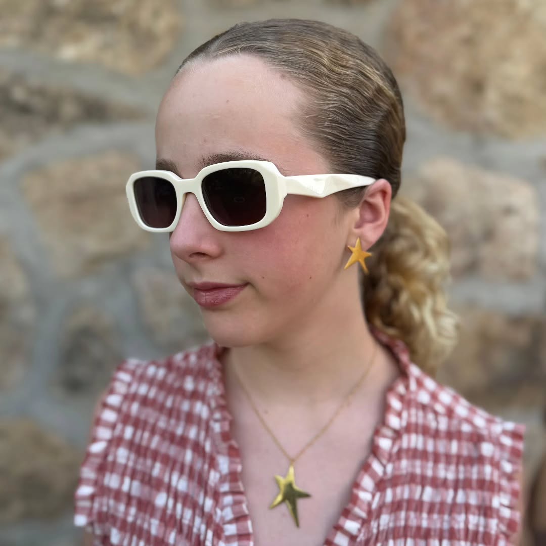 ?? ¡Este verano, protege su mirada con ESTILO! ?️?
⠀
??? ¿Tienes en casa adolescentes con actitud, rollazo y muchas ganas de lucirse este verano? ?☀️
? Entonces es momento de renovar sus gafas de sol en nuestro centro óptico ??
⠀
? ¿Por qué venir a vernos?
✅ Protección total contra los rayos UV ??️
✅ Monturas modernas, cómodas y a la moda ??
✅ Asesoramiento personalizado ?♀️?
⠀
? “Esas gafas son muy tú” – eso van a decir cuando salgan con su nuevo par ??
⠀
? Te esperamos en CENTRO ÓPTICO REAL XXI
? ¡Todo el verano! ¡No te lo pierdas! ?♀️?♂️
⠀
? Cuidar su visión también es cosa del verano… ¡y con estilo mejor! ??
⠀
#GafasDeSol ? #Óptica ? #VeranoConEstilo ☀️ #ProtecciónVisual ?️ #AdolescentesConActitud ? #LookDeVerano ?? #ÓpticaFamiliar ????