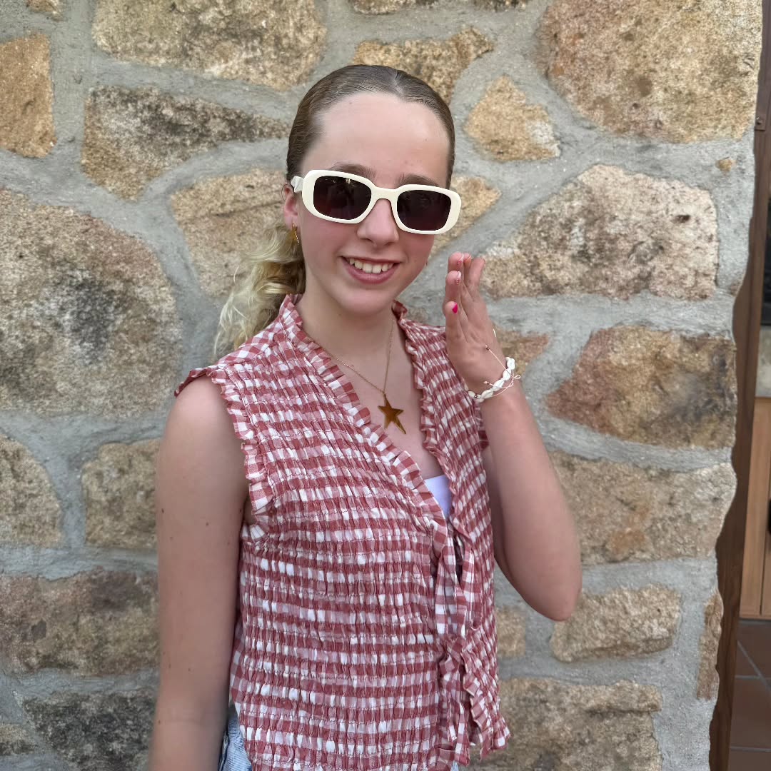 ?? ¡Este verano, protege su mirada con ESTILO! ?️?
⠀
??? ¿Tienes en casa adolescentes con actitud, rollazo y muchas ganas de lucirse este verano? ?☀️
? Entonces es momento de renovar sus gafas de sol en nuestro centro óptico ??
⠀
? ¿Por qué venir a vernos?
✅ Protección total contra los rayos UV ??️
✅ Monturas modernas, cómodas y a la moda ??
✅ Asesoramiento personalizado ?♀️?
⠀
? “Esas gafas son muy tú” – eso van a decir cuando salgan con su nuevo par ??
⠀
? Te esperamos en CENTRO ÓPTICO REAL XXI
? ¡Todo el verano! ¡No te lo pierdas! ?♀️?♂️
⠀
? Cuidar su visión también es cosa del verano… ¡y con estilo mejor! ??
⠀
#GafasDeSol ? #Óptica ? #VeranoConEstilo ☀️ #ProtecciónVisual ?️ #AdolescentesConActitud ? #LookDeVerano ?? #ÓpticaFamiliar ????