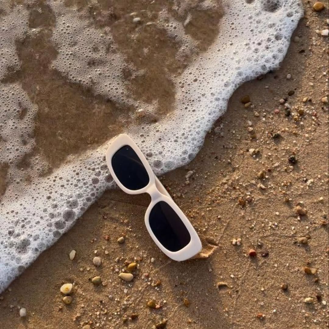 ?? ¡Este verano, protege su mirada con ESTILO! ?️?
⠀
??? ¿Tienes en casa adolescentes con actitud, rollazo y muchas ganas de lucirse este verano? ?☀️
? Entonces es momento de renovar sus gafas de sol en nuestro centro óptico ??
⠀
? ¿Por qué venir a vernos?
✅ Protección total contra los rayos UV ??️
✅ Monturas modernas, cómodas y a la moda ??
✅ Asesoramiento personalizado ?♀️?
⠀
? “Esas gafas son muy tú” – eso van a decir cuando salgan con su nuevo par ??
⠀
? Te esperamos en CENTRO ÓPTICO REAL XXI
? ¡Todo el verano! ¡No te lo pierdas! ?♀️?♂️
⠀
? Cuidar su visión también es cosa del verano… ¡y con estilo mejor! ??
⠀
#GafasDeSol ? #Óptica ? #VeranoConEstilo ☀️ #ProtecciónVisual ?️ #AdolescentesConActitud ? #LookDeVerano ?? #ÓpticaFamiliar ????