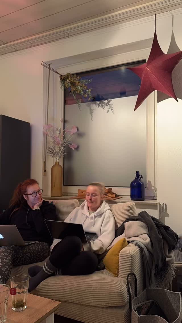 Bin ich weniger Profi, nur weil ich bei 0 anfange? 🤷♀️
Ja, ich arbeite als Social Media Managerin – aber mein eigener Account steckt noch in den Kinderschuhen. Vielleicht fragst du dich: Wie kann das sein?
💡 Die Antwort ist simpel: Zeit.
Während ich für meine Kunden Reichweite aufbaue, Content produziere und Strategien entwickle, bleibt mein eigener Account oft auf der Strecke. Die letzten Wochen waren voller Kundentermine, spannender & erfolgreicher Projekte – da blieb es hier einfach ruhig.
Und weil ich weiß, dass es vielen genauso geht, frag ich dich: 👇 Was stresst dich am meisten an Social Media?
⏳ Ist es die Zeit?
🎨 Die Gestaltung?
✍️ Das Texten?
Lass es mich in den Kommentaren wissen – ich bin gespannt! 😊
#ratingen #socialmedia #socialmediamarketing #marketing #businessmentorin #socialmediacoaching #socialmediamanagement #socialmediamanager