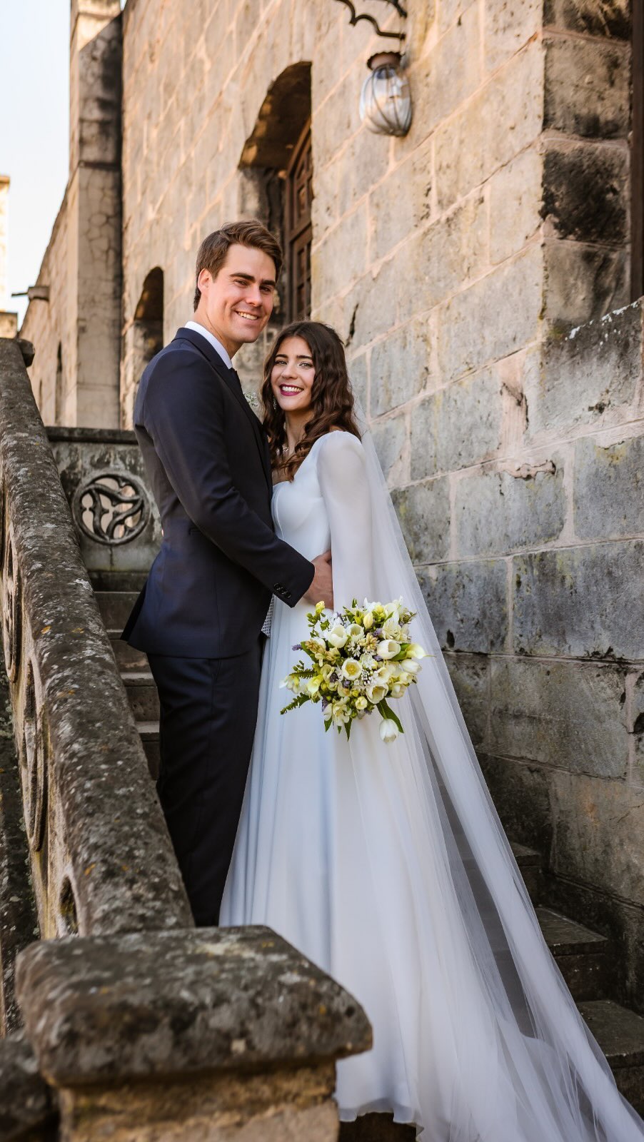 Acompáñame a la boda de Montse y Andreu, ¡ mi primera boda de la temporada !
Quiero acercar la fotografía de bodas a todos vosotros, resolver vuestras dudas y humanizar esta profesión tan bonita. ¿Qué os gustaría saber?
Por otro lado… ¿Conseguiré hacer estos #reels más a menudo? ? El tiempo lo dirá ??
? @priscalagunaphotographer
? @faustodjycantante
?️ @totapunteventscatering
? @gordiola_vidrios
? www.priscalagunaphotographer.com
#BodaMallorca #WeddingPhotographerMallorca #WeddingDay #MallorcaPhotographer #PriscaLagunaPhotographer #MajorcaPhotographer #FotografoBodaMallorca #Gordiola