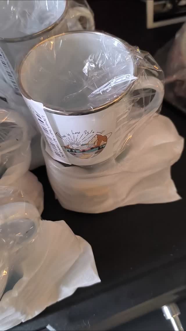 ? Frisch ausgepackt bei Dachzelt Sauerland! ?
Wir haben Nachschub bekommen – und der kann sich sehen lassen! ?
❤️ Neue *Emaille-Tassen* mit frischen Motiven
? Vielseitiges *Tentbox-Zubehör*: *Tunnel Awnings*, *Windbreaker* & Co.
? Und natürlich unser beliebter *Dachzelt Tisch* ist auch wieder am Start!
Also: *Vorbeikommen, stöbern, entdecken* – bei uns gibt’s *viel mehr als nur Dachzelte*! ?
Bis bald –
*Euer Markus vom Dachzelt Sauerland* ?
#DachzeltSauerland #NeueWare #TentboxZubehör #EmailleTassen #CampingLiebe #OutdoorAbenteuer #DachzeltLifestyle
#DachzeltSauerland #TentboxZubehör #EmailleTassen #NeueWare #OutdoorGear #CampingLiebe #AbenteuerRuft #SauerlandVibes #tentbox