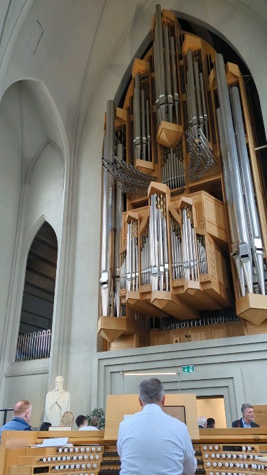 ORGELSUMAR Í HALLGRÍMSKIRKJU
Í dag sunnudaginn 23. júlí kl. 17 fáum við Gereon Krahforst, organista við Maria Laach klaustrið í Þýskalandi sem flytur verk eftir Max Reger, Willan, Rachmaninoff, Dupré og Gurídi á Klais orgelið í Hallgrímskirkju. Í ár eru liðin 150 ár frá fæðingu síðrómantíska tónskáldsins Max Reger. Á tónleikum sumarsins fagnar Orgelsumar í Hallgrímskirkju þessu merku tímamótum.
Miðar fást við innganginn og á tix.is og er aðgangseyrir 3.500 kr.
Við getum búist við glæsilegum tónleikum í dag en hér leikur Gereon Krahforst spuna yfir sálminn Son Guðs ertu með sanni í messu í Hallgrímskirkju í morgun.
Hallgrímskirkja - Þinn staður í sumar!
