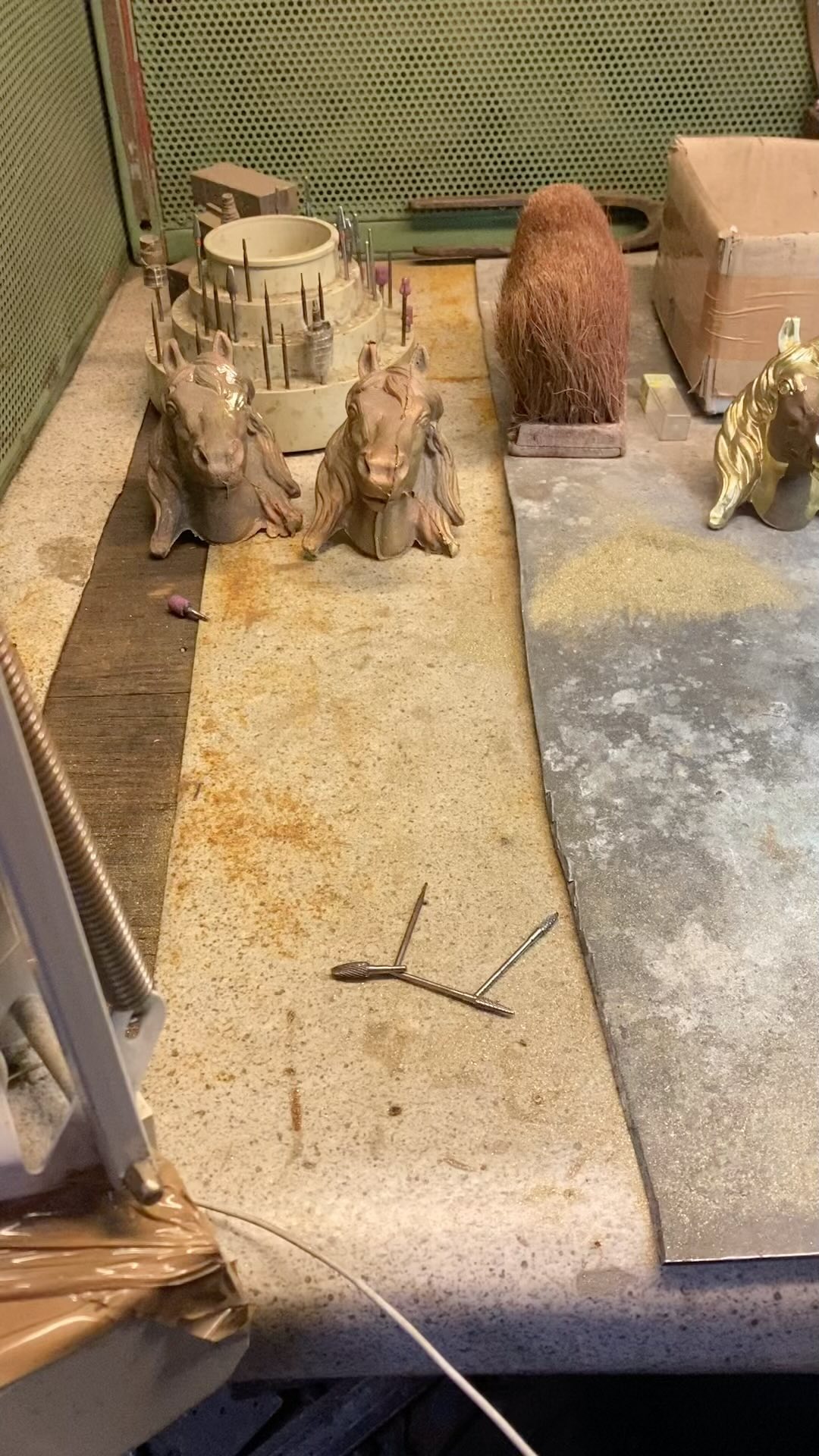 #maisonPoursin L’ébarbage, un Savoir-faire travaillé dans notre Atelier, sur tous les produits de Fonte Laiton, même les Boucles! Une maniabilité ici maîtrisée par Edna , la nouvelle génération, qui pour la première fois s’attaque à un produit d’exception ! Maitrise et concentration sont à l’œuvre…. À suivre…. La maison Poursin c’est aussi un travail manuel et artisanal…. #passionlaiton