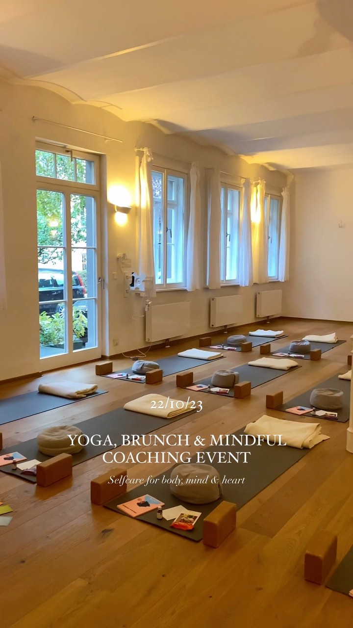 Eindrücke aus unserem ersten Yoga, Brunch & Mindful Coaching Event heute. ????♀️
Einen Vormittag bewusste Auszeit mit Genuss auf allen denkbaren Ebenen - Yoga, Austausch, leckersten Brunch sowie Raum für ein liebevolles Gemeinschaftsgefühl, persönliche Reflektion und Entschleunigung.
Wir sind noch immer auf Wolke sieben und freuen uns auf viele weitere Events mit euch. Die Planung für weitere Termine in 2024 ist bereits in vollem Gange. DANKE an alle die dabei waren und diesen Tag so besonders gemacht haben!
Ein großes DANKE außerdem an @linisbites, die den Nachtisch noch süßer gemacht haben und @kruut_organic & @omlala.thelabel für die tollen goodies.
#yogaevent #community #selfcare #yogacommunity #yogamuenchen #yogalove #coaching
#healthyfood #munichfood #auszeitfürdieseele
