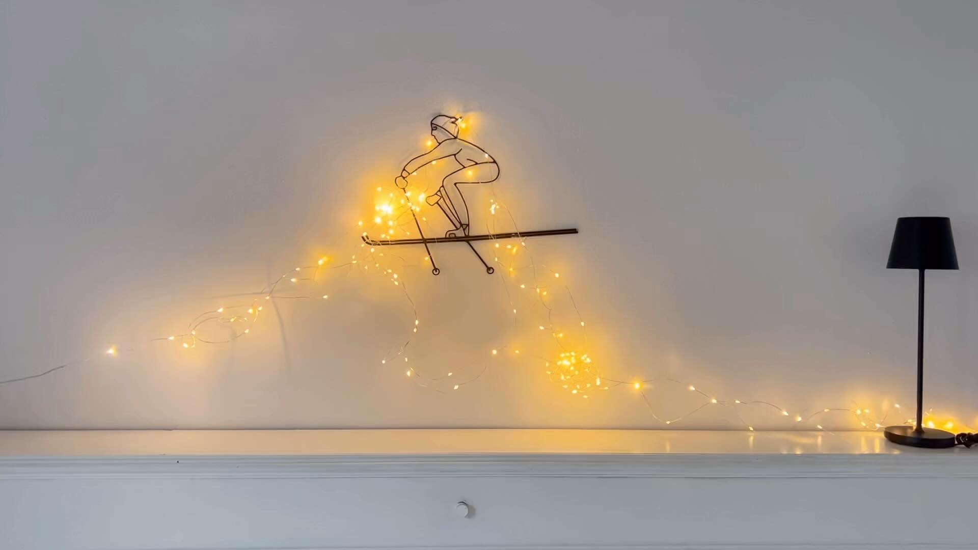 Unser Schlafzimmer-Skicrack hat neue Lichter bekommen. Na wie der sich schon auf die Skisaison freut… #skiurlaub #winterurlaub #chaletfranzi #utlaubindenbergen #schifahren #zimmer #schlafzimmer