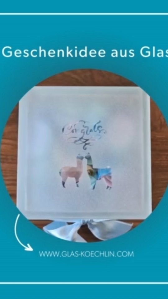 ? Du bist auf der Suche nach einem ausgefallenen Geschenkästchen?!?
? Schau mal hier!
? Das ist ein Glaskästchen zum Befüllen ?
Wir haben hier ein ? Geldgeschenk eingefüllt und zur Dekoration noch etwas ? Konfetti hinzugefügt.
? Da dieses Hochzeitsgeschenk auf die Reise nach Peru ging, haben wir zwei Alpakas darauf sandgestrahlt.
? Das Geschenkästchen wurde UV-Verklebt und das Brautpaar durfte es kaputt schlagen.
#glaskästchen #geschenkkästchen #geschenk #hochzeit #geburtstag #glasköchlin #glaskoechlin #badsäckingen #schweiz #flachglas #glas #uvverklebung