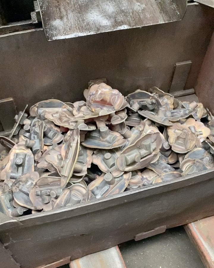 Matriçage à chaud du Laiton dans l’usine en Basse-Normandie #madeinfrance #madeinnormandie #passionLaiton